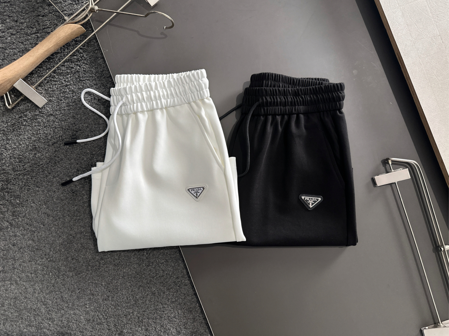“PRAD 25SS Summer Shorts: High-Bullet Tampons, Fashion Comfort, Classic Logo, Hardware Detail” - 图片 2