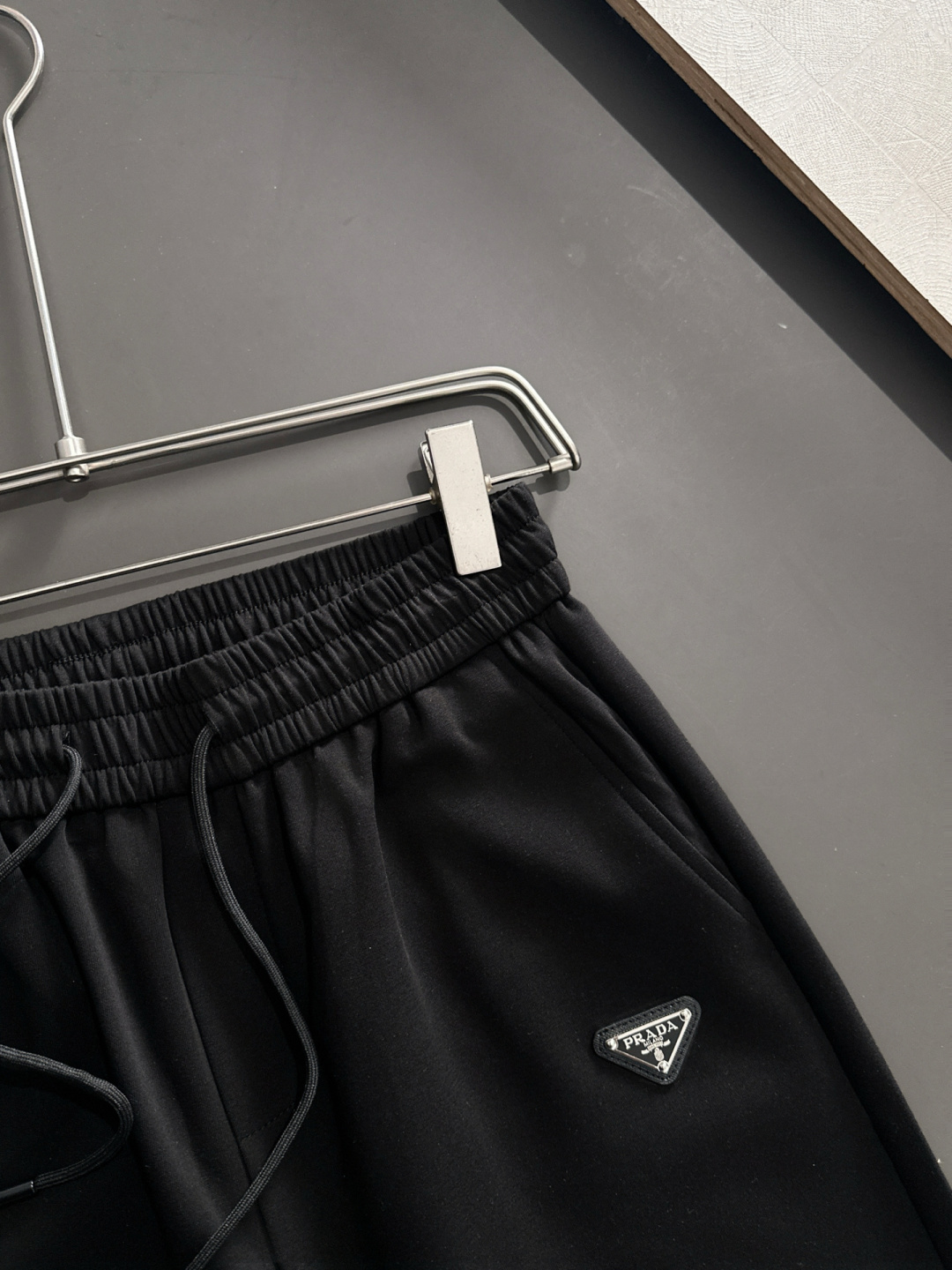 “PRAD 25SS New Summer Shorts: High-Bulleted Tampons, Classic Logo, Hardware Detail, Code M-XXXL” - 图片 4