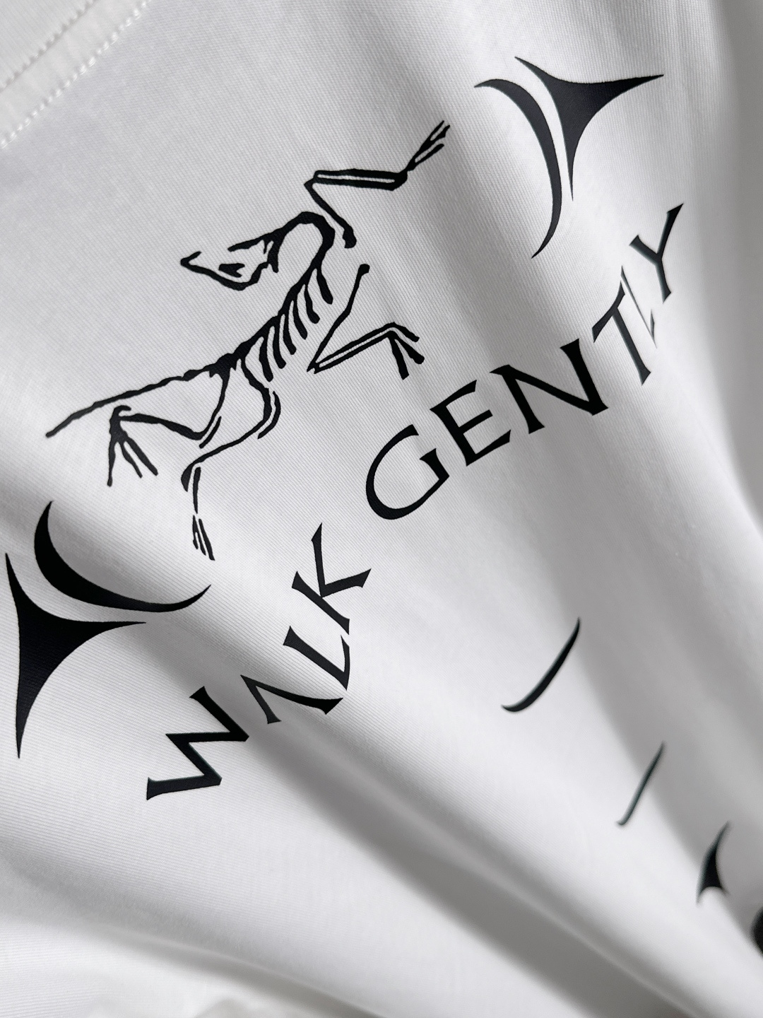 ARC 2025SS春夏最新款圆领时尚短袖T恤，官网同步，专柜纯棉面料！贴肤舒适，耐看又好穿，经典简约l