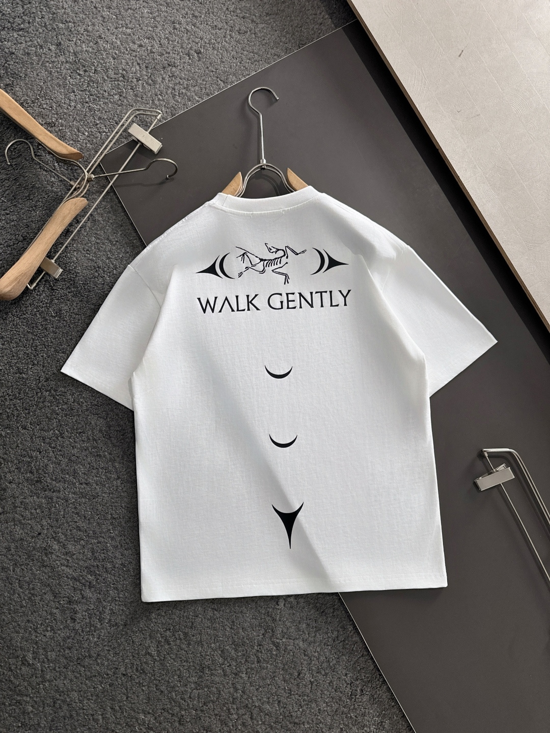 ARC 2025SS春夏最新款圆领时尚短袖T恤，官网同步，专柜纯棉面料！贴肤舒适，耐看又好穿，经典简约l