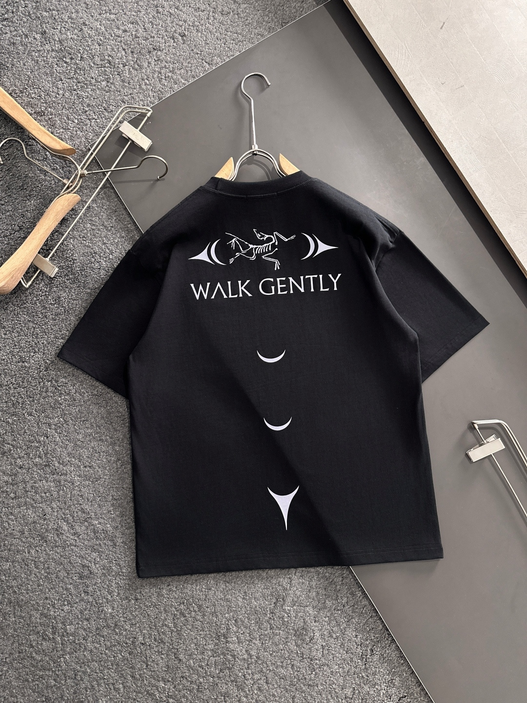 ARC 2025SS春夏最新款圆领时尚短袖T恤，官网同步，专柜纯棉面料！贴肤舒适，耐看又好穿，经典简约l