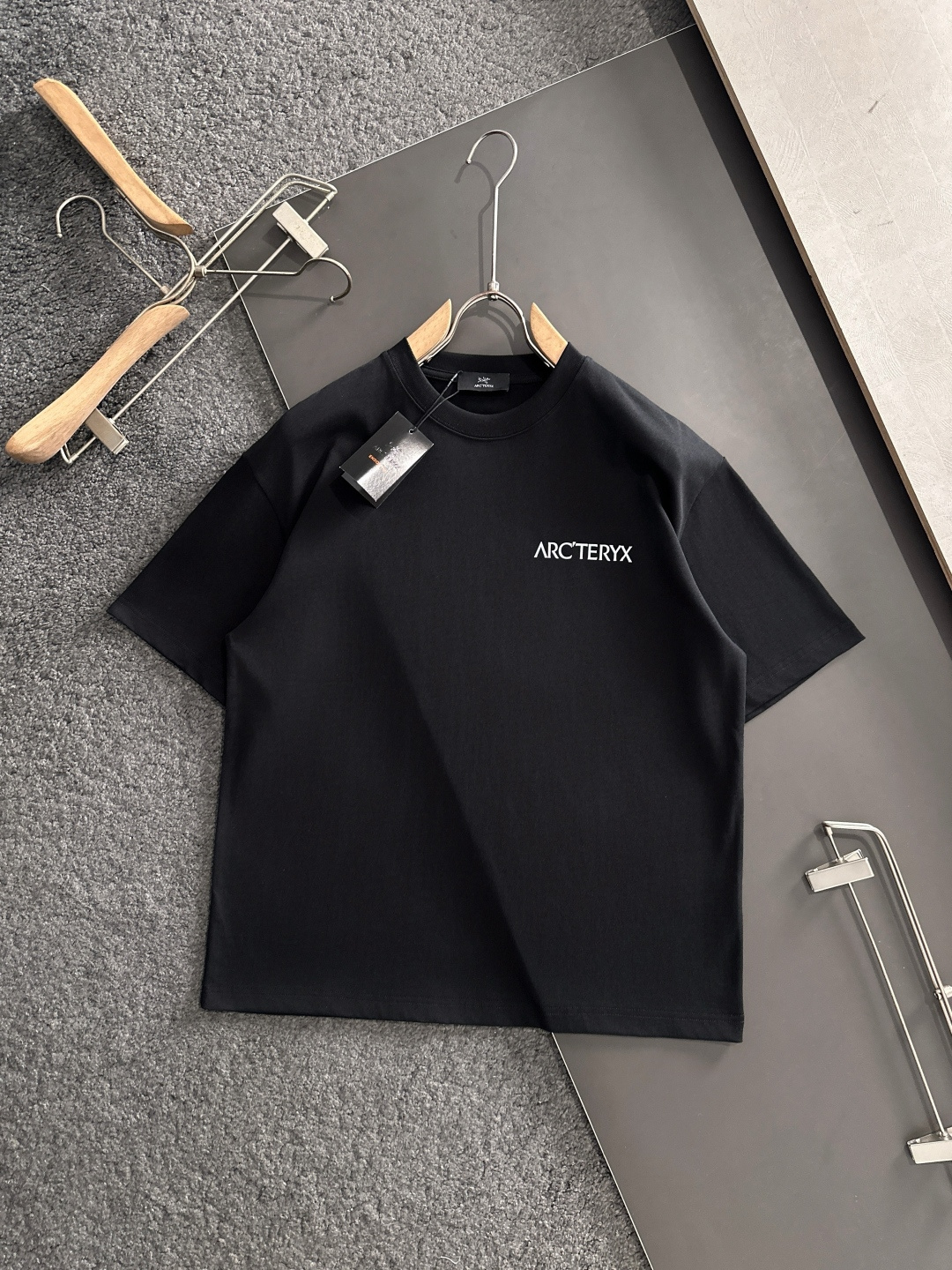 ARC 2025SS春夏最新款圆领时尚短袖T恤，官网同步，专柜纯棉面料！贴肤舒适，耐看又好穿，经典简约l
