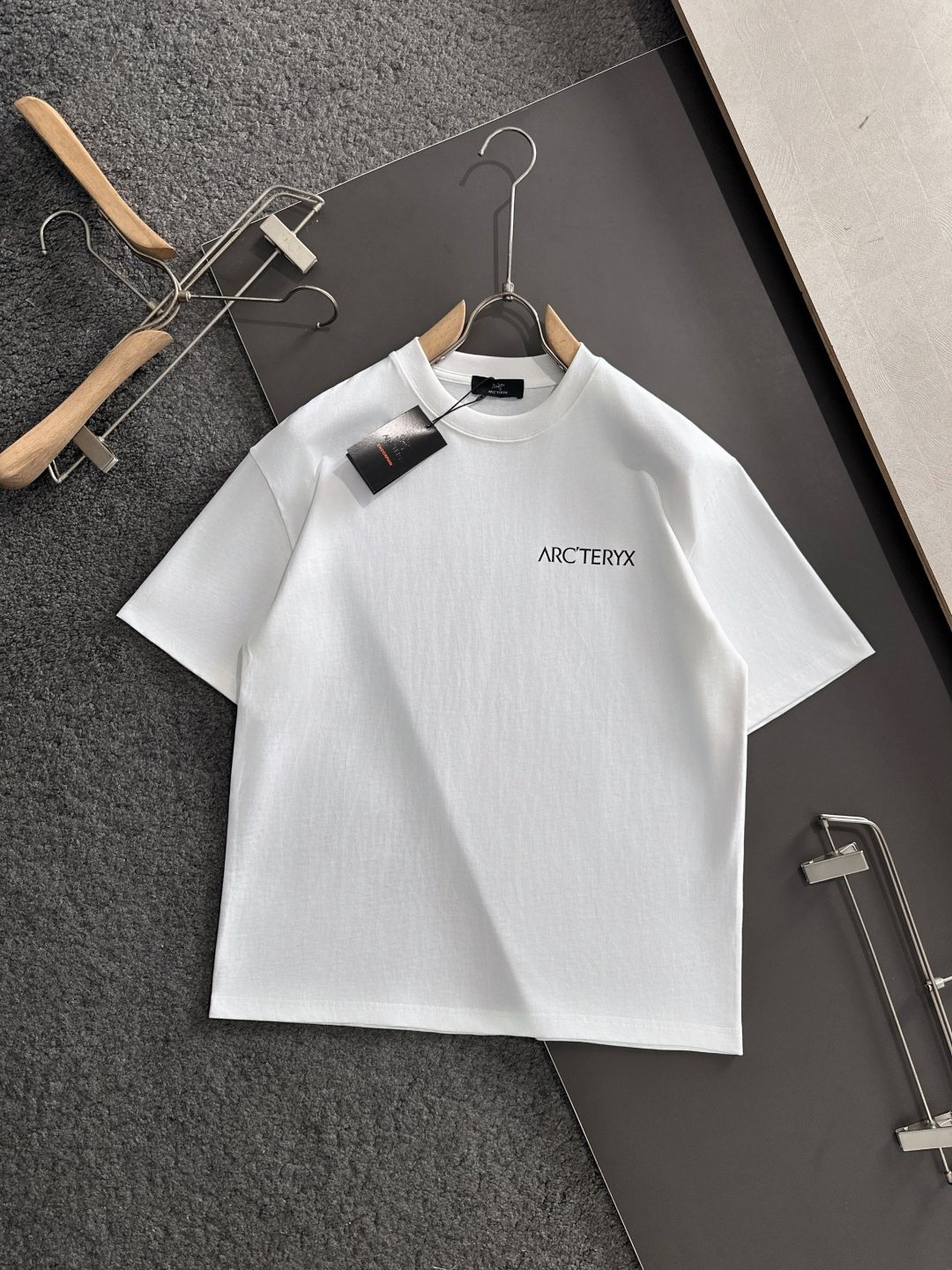 ARC 2025SS春夏最新款圆领时尚短袖T恤，官网同步，专柜纯棉面料！贴肤舒适，耐看又好穿，经典简约l