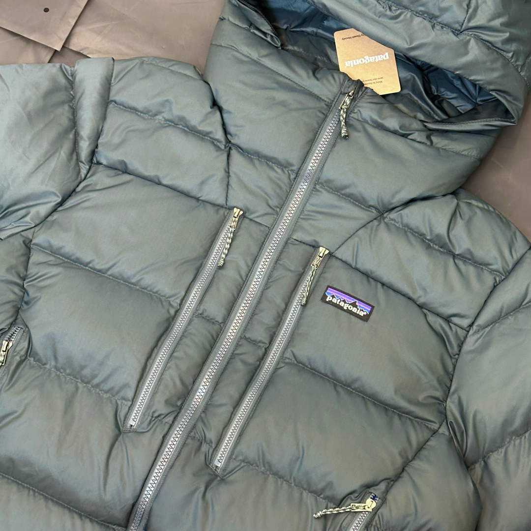 640💰（编号50）
正品巴塔Patagonia Fitz Roy Down Hoody羽绒服，轻量又保暖，填充800蓬鹅绒
体积轻但超暖!
面料有DWR防泼水涂层，能挡小雨雪帽子可兼容头盔，袖口和下摆弹力设计，防风锁温
海外出口专柜订单 吊牌包装齐全 


