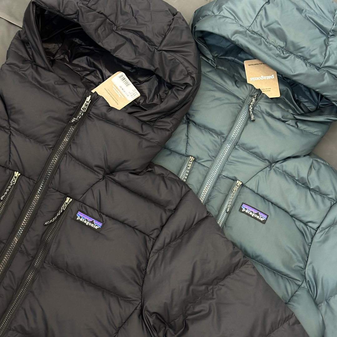640💰（编号50）
正品巴塔Patagonia Fitz Roy Down Hoody羽绒服，轻量又保暖，填充800蓬鹅绒
体积轻但超暖!
面料有DWR防泼水涂层，能挡小雨雪帽子可兼容头盔，袖口和下摆弹力设计，防风锁温
海外出口专柜订单 吊牌包装齐全 



