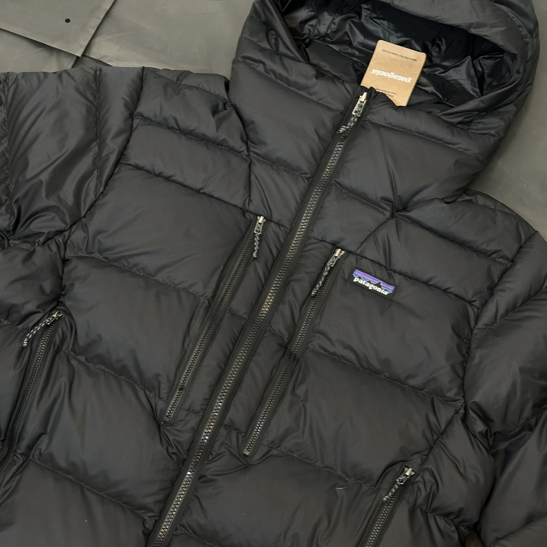 640💰（编号50）
正品巴塔Patagonia Fitz Roy Down Hoody羽绒服，轻量又保暖，填充800蓬鹅绒
体积轻但超暖!
面料有DWR防泼水涂层，能挡小雨雪帽子可兼容头盔，袖口和下摆弹力设计，防风锁温
海外出口专柜订单 吊牌包装齐全 


