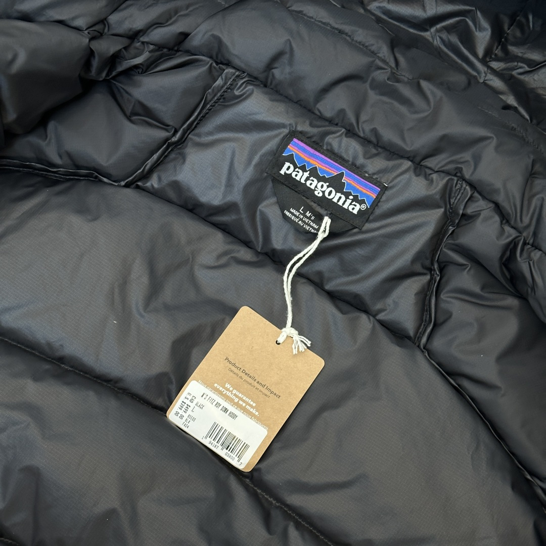 640💰（编号50）
正品巴塔Patagonia Fitz Roy Down Hoody羽绒服，轻量又保暖，填充800蓬鹅绒
体积轻但超暖!
面料有DWR防泼水涂层，能挡小雨雪帽子可兼容头盔，袖口和下摆弹力设计，防风锁温
海外出口专柜订单 吊牌包装齐全 


