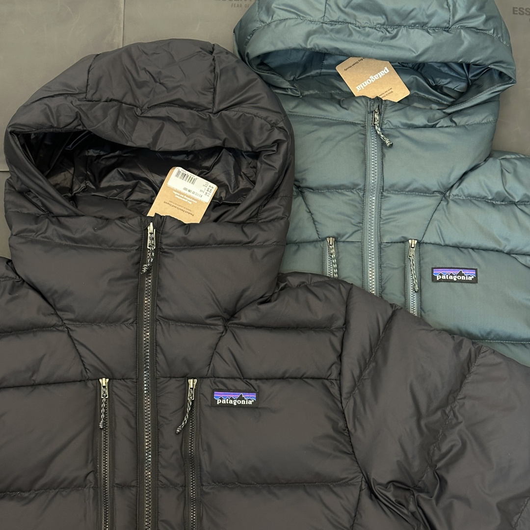 640💰（编号50）
正品巴塔Patagonia Fitz Roy Down Hoody羽绒服，轻量又保暖，填充800蓬鹅绒
体积轻但超暖!
面料有DWR防泼水涂层，能挡小雨雪帽子可兼容头盔，袖口和下摆弹力设计，防风锁温
海外出口专柜订单 吊牌包装齐全 


