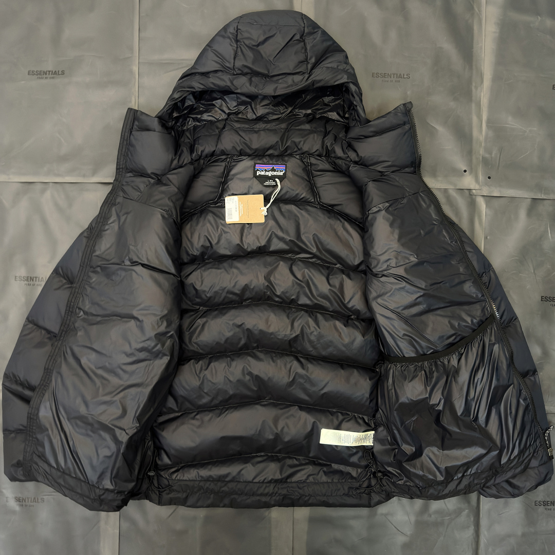 640💰（编号50）
正品巴塔Patagonia Fitz Roy Down Hoody羽绒服，轻量又保暖，填充800蓬鹅绒
体积轻但超暖!
面料有DWR防泼水涂层，能挡小雨雪帽子可兼容头盔，袖口和下摆弹力设计，防风锁温
海外出口专柜订单 吊牌包装齐全 


