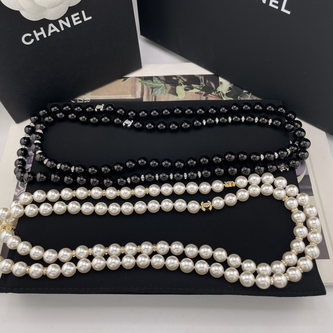NO:816165,88350,CH 26s fragrant double c pearl long chain black and white/white/red Z 20600!  Please contact customer service for large quantity. Gao Yunzhen’s same style is beautiful!  The latest and most beautiful 26S spring and summer series are on a first-come, first-served basis!  The three colors are gold + white beads, silver + black beads, and silver + cinnabar stone red beads. Wow, they are so beautiful. They are a must-have item this season!  Fairy level!  I love it so much. It is a must-have product. It is very elegant and has a high-end feel. It is a classic model that has been around for thousands of years. It is the most popular one in the season even before it has been shipped. It is simple and full of diamond mini double C logo + Swarovski pearls. It is very generous and eye-catching!  Large earrings, small earrings, long earrings, bracelets, necklaces, long chains, all series are available, highly recommended for your own purchase, necklace, bracelet, Cartier high-end jewelry1986090988350,CH 26s 香双c珍珠 长链 黑白/白色/红色 Z 20600！量大咨询客Fu 高允真同款绝美！26S春夏最新绝美系列老规矩先到先得！金色+白珠,银色+黑珠,银色＋朱砂石红珠3个颜色哇哇,太美了,这一季必入单品！仙女级别！太爱啦一定要入的仙品,特别特别有气质,上身高级感绝了万年经典款~是心动还没出货就被问爆了当季人气王无疑简简单单的满钻mini双c logo＋施华洛珍珠,非常大方耐看！大号耳钉,小号耳钉,长款耳钉,手链,项链,长链,全系列都有,强烈推荐必入自留,,necklace,bracelet,卡迪亚高端饰品,Jewelry