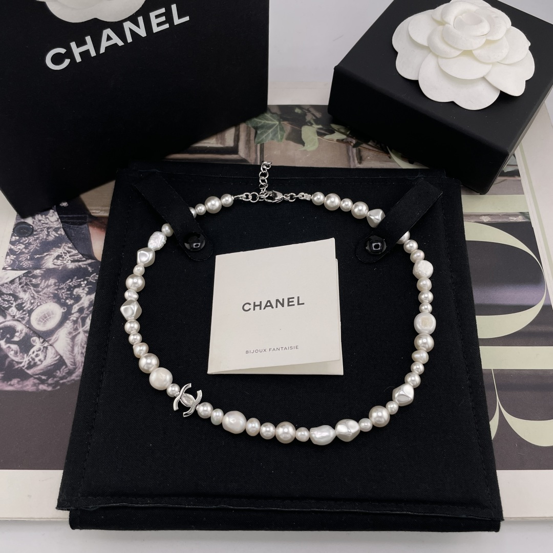 NO:881429,88260【A variety of fragrant pearls and silver c necklace】Z, now the most popular one in the spring and summer of 26, has been overwhelmingly praised. The old rules are first come, first served!  Comes with packaging!  It’s an exciting moment. The whole design is so high-end. Specially customized special-shaped beads, natural baroque special-shaped beads, natural freshwater beads, round Swarovski beads, and beads of various sizes and shapes are combined together. It’s a very relaxed and tonal design!  Simple and classic CC logo embellishment!  The quality is so good that it is so popular at first glance. The same style bracelets, earrings, and long chains are all released at the same time. Be sure to get the complete set and don’t miss it. Look for ours, the only self-purchased z-opening manufacturer!  Give you Z cabinet-like enjoyment, save money with our baby, necklace, bracelet, Cartier high-end jewelry1986090988260【香多种珠银c项链】Z ,现huo赞爆了26春夏最最最火爆的一款老规矩先到先得！配包装！太太太好看了激动人心的时刻,整个设计太太太高级了,特别定制的异形珠天然巴洛克异形珠天然淡水珠圆形施华洛珠多种规格尺寸形状的珠组合而成,非常的松弛有调性的设计！简约经典的cclogo点缀！质感拉满一眼沦陷简直火一塌糊涂,抢都抢不到的节奏同款手链,耳钉,长链同步上新一定要整套入绝对不要错过啦,认准我们家,唯一一家自购z开版厂家！给您Z柜般享受,带咱家宝贝省省省,,necklace,bracelet,卡迪亚高端饰品,Jewelry