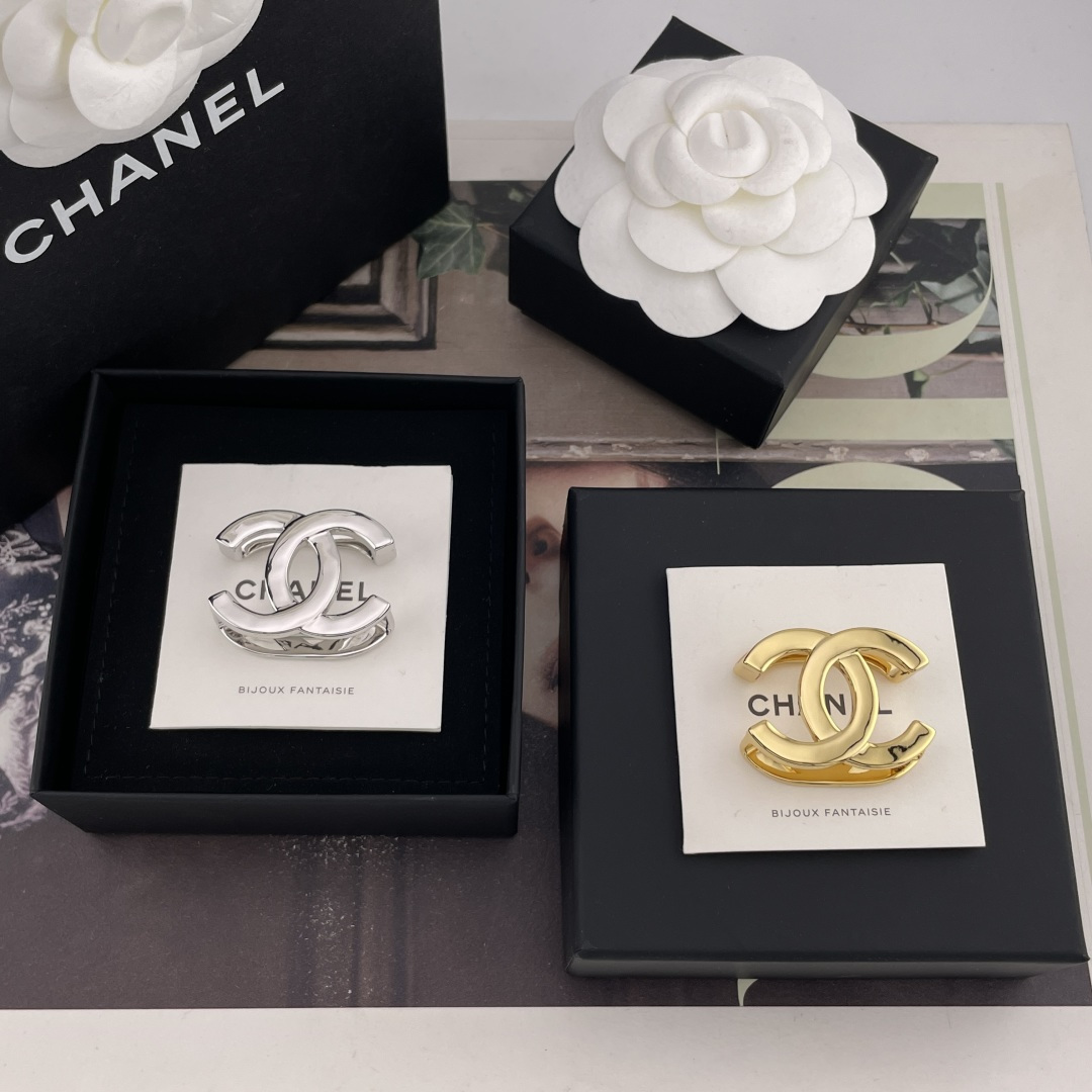 NO:895800,88180 [Xiang Glossy Double C Silk Scarf Button] Z I will really fall in love with Xiaoxiang’s silk scarf button ~ the latest style for spring and summer 26!  The old rules are first come first served. You can play with gold, silver and silk scarf buttons.  This season’s most cost-effective item, ch@nel, has released a silk scarf button for the first time. I noticed it at first glance and realized that it can not only be used as a scarf button, but also came to my mind. It can also be used as a bag button, bag hanger, trouser pendant, belt buckle, shoe pendant... it’s also possible.  DIY necklaces and hair accessories can instantly inject the soul [Wow] It is a universal and versatile artifact for Xiaoxiang girls. Gold and silver are two colors that you can wear with your eyes closed. No matter how you match it, it will look noble and you will be sorry if you don’t buy it [witty][witty],,necklace,Cardia high-end jewelry1986090988180【香光面双c丝巾扣】Z 真的会沦陷于小香的丝巾扣里～26春夏最新款！老规矩先到先得 金色,银色,丝巾扣能玩出花来 这一季性价比最高的一件单品ch@nel首次出丝巾扣,一眼相中,不仅可以当丝巾扣,脑海里冒出了还可以把这个丝巾扣当包扣,包挂,裤子挂件,腰带扣,鞋子挂件...还可以DIY成项链、发饰,都能瞬间注入灵魂[哇]是小香女孩的万能百搭神器,金银两色闭眼入,怎么搭都显贵不买对不起自己[机智][机智],,necklace,卡迪亚高端饰品,Jewelry