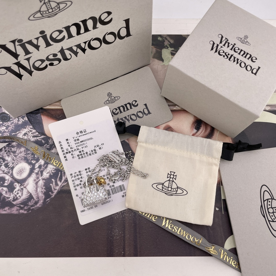 【VivienneWestwood】宝宝，什么是快乐星球，来，这就是快乐星球！绝美满钻包包土星撞色项链，重磅推荐，小巧精致，闭眼入准没错！纯粹王冠球是经典的象征，闪耀土星环勾勒未来波光流转间，开启一场与未来的崭新际遇！包包上边的钻是定制的施华洛水钻，闪爆了！而非市面上随随便便用的廉价钻就做出来的！拿到手完完全全可以感受到它的质感，手感，光泽感超nice用水钻的点缀出现在包包的设计上，加上撞色的金色立体小土星，增添不少冷艳时髦的俏丽模样，使得朋克同时又有点小少女，自带一群时尚粉！真的敲好看，可盐可甜，可纯可欲！一眼便钟情，绝对是“实用+高级”界的杠把子，绝对的yyds，绝对的宝藏永不过时的土星
