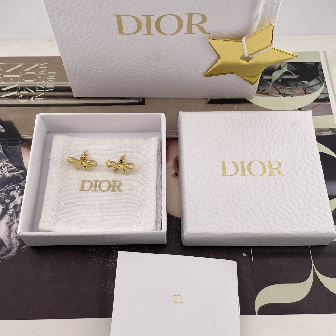 NO:816542,88150【D single black letter bow earrings】Z!  Large quantity, please consult customer service. The latest 2026 spring and summer series will be available for the first time on the entire network. The old rules are first come, first served!  It is really the golden bow on the ceiling of the gentle world, with a small knotted design and black logo embellishment!  Combining gentleness and delicacy in a simple and elegant way, it can be perfectly controlled when commuting to the workplace or on a date. It is the kind of long-lasting beauty that can withstand careful attention. Cartier high-end jewelry1986090988150【D 单单黑字蝴蝶结耳钉】Z ！量大咨询客Fu26年春夏最新系列全网首发现货老规矩先到先得！真的是温柔界的天花板金色蝴蝶结,小小的打结设计加上黑色logo点缀！把温柔与精致拿捏简约大气,通勤职场还是约会小聚,它都能完美驾驭是那种经得起细品的长久美丽,,卡迪亚高端饰品,Jewelry