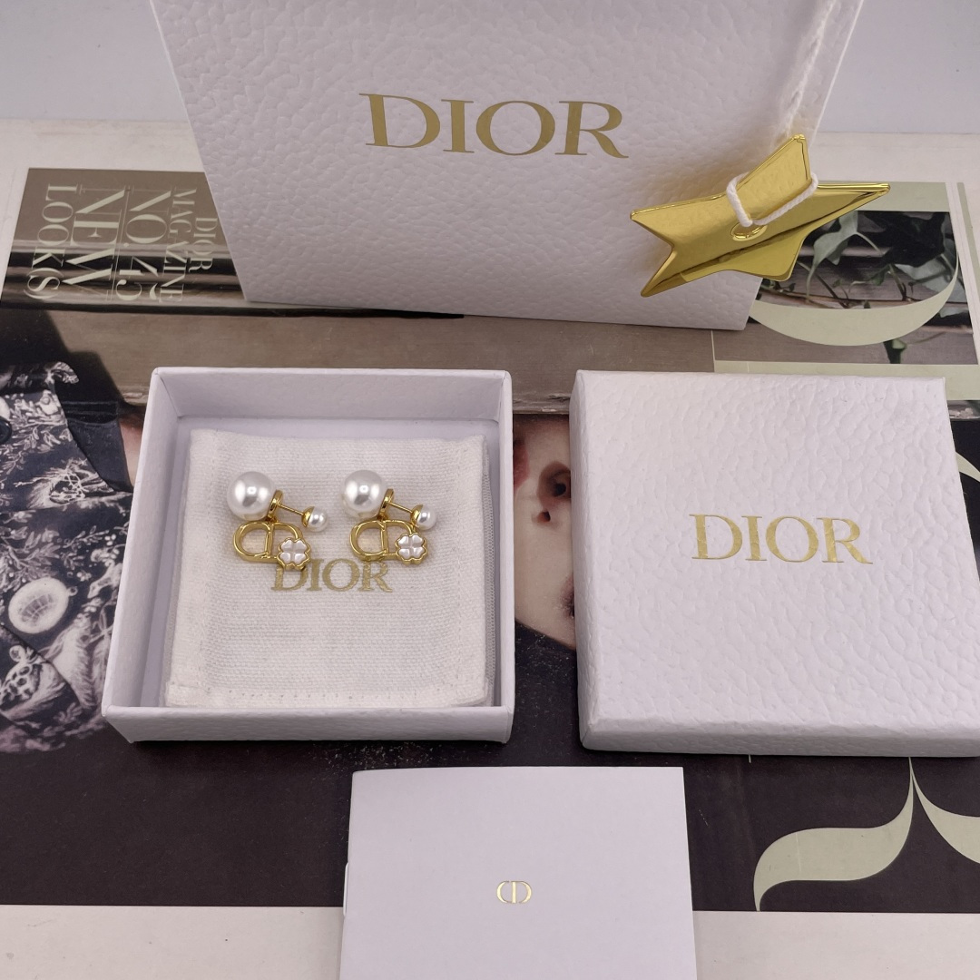 NO:856550,88160【D CD Fritillaria Xiaocao double bead earrings】Z!  Large quantity consultation customer service 26 spring and summer latest series!  Be sure to buy it because it has a high-end feel. At first glance, it looks like a hit!  Small and exquisite design, very classic style, CD four-leaf clover and mother-of-pearl elements, so great! They are all made of natural shell materials!  Each one has a unique texture, which is particularly advanced and reflects different colors at different angles!  Super beautiful!  A must-see and highly recommended for you to keep for yourself!  Bracelets, necklaces, and earrings of the same series are all new at the same time. Highly recommended as a set, necklace, bracelet, and Cartier high-end jewelry.1986090988160【D CD贝母小草双珠耳钉】Z ！量大咨询客Fu26春夏最新款系列！一定要买满满的高级感第一眼看上去它是个爆款！小巧精致的设计,非常经典的款式,CD四叶草贝母元素,太赞啦颗颗选用采用天然贝壳材质！颗颗都是独一无二的纹路,特别高级不同角度折射出不一样的色彩！超美！必眼入强烈推荐宝们自留！同系列手链,项链,耳钉同步上新强烈推荐一套入,,necklace,bracelet,卡迪亚高端饰品,Jewelry