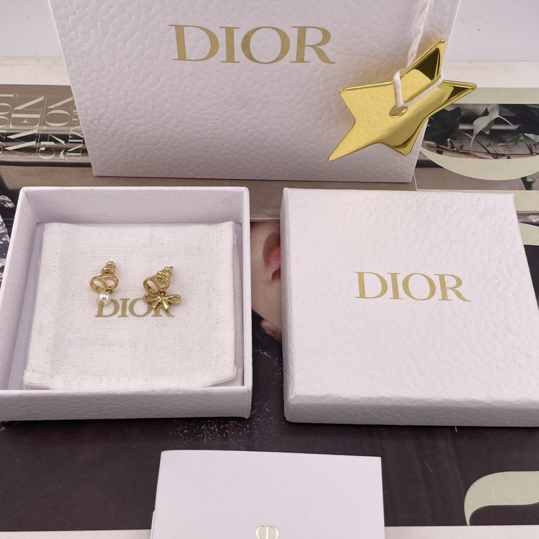 NO:816581,88150【D CD hanging bead knot earrings】Z!  Large quantity, please consult customer service. The latest 2026 spring and summer series will be available for the first time on the entire network. The old rules are first come, first served!  It is really the golden bow on the ceiling of the gentle world. The small knotted design is combined with classic CD elements and Swarovski pearls. It combines gentleness and delicacy in a simple and elegant way. It can be perfectly controlled when commuting to the workplace or on a date. It is the kind of long-lasting beauty that can withstand careful attention. Cardia high-end jewelry1986090988150【D CD吊珠结耳钉】Z ！量大咨询客Fu26年春夏最新系列全网首发现货老规矩先到先得！真的是温柔界的天花板金色蝴蝶结,小小的打结设计加上经典CD元素和施华洛珍珠,把温柔与精致拿捏简约大气,通勤职场还是约会小聚,它都能完美驾驭是那种经得起细品的长久美丽,,卡迪亚高端饰品,Jewelry