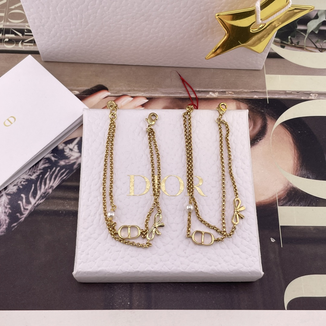 NO:816565,Z VS us!  Look for our products!  Only the details and texture are perfect!  They are exactly like twins. Sisters, please look for our products!  Let us help you save money and save 4k!  With eyes closed, I can proudly say that even if others buy Z, they can’t achieve our craftsmanship 100%, so we are not afraid to compare!  Because all our masters are goldsmiths, every hardware accessory is polished and polished one by one under a microscope, magnified countless times, and they are completely made in the spirit of making atomic bombs, so the level of perfection can be truly said, Cardia high-end jewelry19860909Z VS 我们！认准我们家出品！只对标z细节质感拉满！完全就是双胞胎啊姐妹们认准我们家出品！带你省省省,立省4k！闭眼冲可以很自豪的说,别人就算有买Z,也百分百做不到我们的工艺,不怕去对比！因为我们所有的师傅都是做开金货的师傅,每一个五金配件都是在显微镜下,放大无数倍,一一抛光打磨而成,完完全全就是秉着造原子弹的精神,来做饰品类的货,因此完美程度真心可以说,,卡迪亚高端饰品,Jewelry