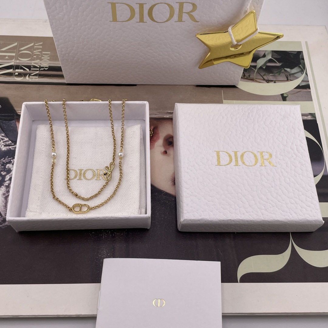 NO:816552,88180 [D Double Layer CD Bead Necklace] Z The first time the goods are available on the whole network, the old rule is first come first served!  It is really the ceiling golden bow of the gentle world, with a small knotted design plus classic CD elements and Swarovski pearls!  The double-layer design combines gentleness and sophistication to save you the trouble of layering!  Simple and elegant, it can be used perfectly for commuting to the workplace or for a date party. It is the kind of long-lasting beauty that can withstand careful attention. Necklace, Cartier high-end jewelry1986090988180【D双层CD结珠项链】Z 全网首发现货老规矩先到先得！真的是温柔界的天花板金色蝴蝶结,小小的打结设计加上经典的CD元素和施华洛珍珠！把温柔与精致拿捏双层设计省去叠戴烦恼！简约大气,通勤职场还是约会小聚,它都能完美驾驭是那种经得起细品的长久美丽,,necklace,卡迪亚高端饰品,Jewelry