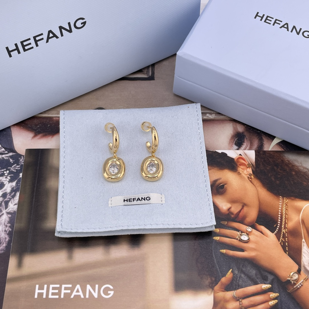 NO:856668,88160 [HF European Diamond Stud Earrings] Z, a highly recommended one, very chic, definitely an artifact to match with clothes, simple but not simple design!  We agree that the Z brass material is minimalist, elegant and fashionable. If you don’t want to be too big and have the versatile design of a big brand, then this style is definitely your best choice. Super chic, the invincible Bling is an absolute eye-catcher [strong] Highly recommended!  One of the designs of D family this season is feel, dior, Cartier high-end accessories1986090988160【HF欧包钻耳钉】Z ,非常推荐的一款,非常的chic,绝对是搭配衣服的神器,简约而不简单的设计！我们一致Z黄铜材质,极简,优雅,时尚于一身,如果不想太大牌,又有大牌的设计的百搭,那着款绝对是你最佳的选择超级chic,无敌Bling绝对的吸睛神器[强]非常推荐！很有D家这季的其中一款设计的feel,,dior,卡迪亚高端饰品,Jewelry