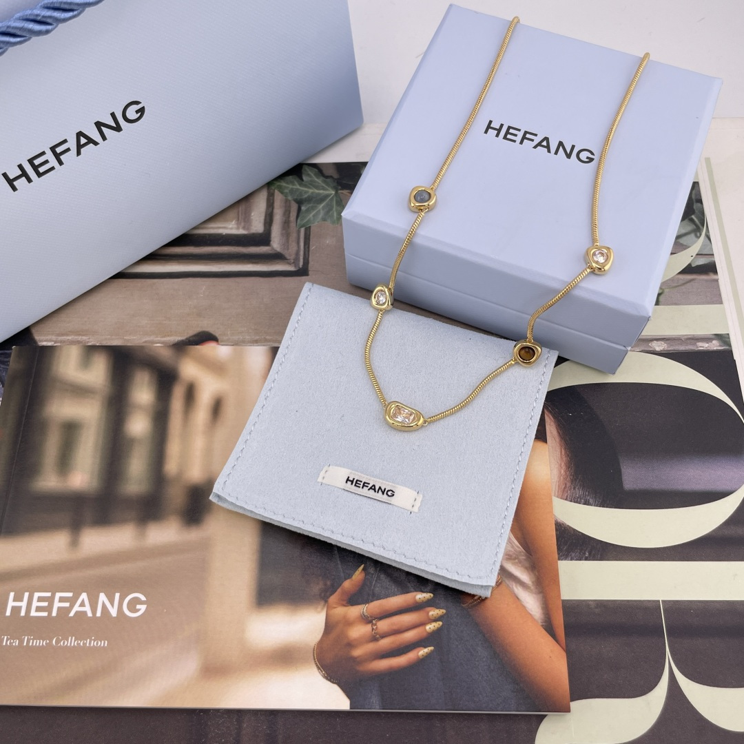 NO:856625,88200【HF Multi-Natural Stone European Bag Necklace】Z, a very recommended one, very chic, definitely an artifact to match with clothes, simple but not simple design!  We are consistent with Z brass material, natural kyanite, natural tiger eye stone 6A cubic zirconia!  Consistent zp!  Minimalist, elegant, and fashionable all in one. If you don’t want to be too big and have the versatility of big-name designs, then this is definitely your best choice. Super chic, the invincible Bling is an absolute eye-catcher [strong] Highly recommended!  Stack up Nambowan, necklace, and Cartier high-end jewelry1986090988200【HF多天然石欧包项链】Z ,非常推荐的一款,非常的chic,绝对是搭配衣服的神器,简约而不简单的设计！我们一致Z黄铜材质,天然蓝晶石天然虎眼石6A立方氧化锆！一致zp！极简,优雅,时尚于一身,如果不想太大牌,又有大牌的设计的百搭,那这款绝对是你最佳的选择超级chic,无敌Bling绝对的吸睛神器[强]非常推荐！叠戴南波万,,necklace,卡迪亚高端饰品,Jewelry