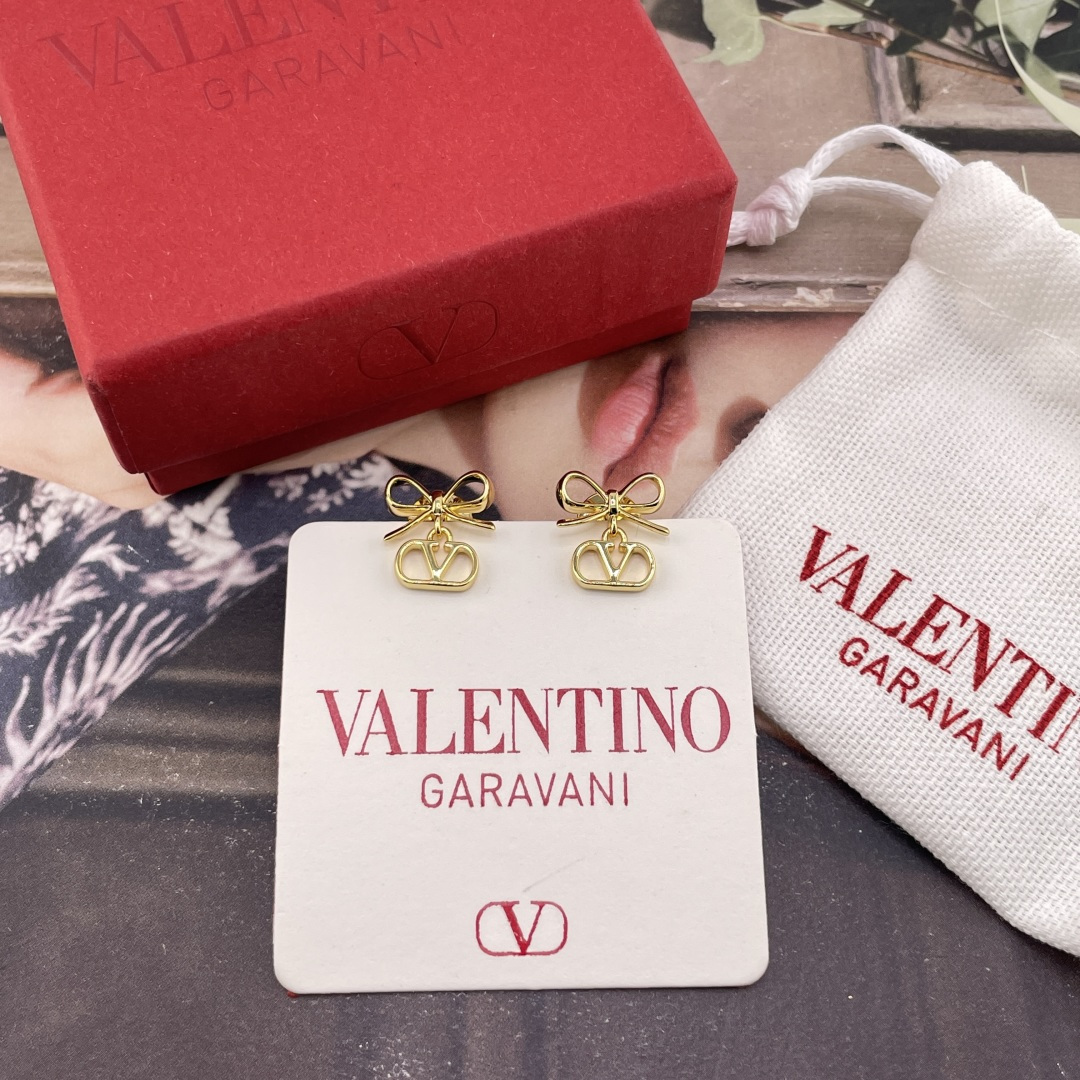NO:856615,88160【Valentino Bow Small V Earrings】Z!  For large quantities, please contact customer service on a first-come, first-served basis!  Who knows?  This pair of butterfly earrings are so cute that they have grown on my heart!  The exquisite little bow + V letter is gentle and playful. It is simply the natal earrings of a wealthy daughter. Whether it is paired with a skirt or a shirt, it can instantly increase the sophistication!  Wear it and go on a romantic date~,,valentino,skirts,shirts,earrings,Cardia high-end jewelry1986090988160【华伦天奴蝴蝶结小v耳钉】Z ！量大咨询客Fu老规矩先到先得！谁懂啊！这对蝴蝶耳环也太仙了真的长在了我的心巴上！精致小蝴蝶结+V字,温柔又俏皮,简直就是富家千金的本命耳环不管是搭配裙子还是衬衫,都能立马增加精致度！戴上它,赴一场浪漫之约～,,valentino,skirts,shirts,earrings,卡迪亚高端饰品,Jewelry