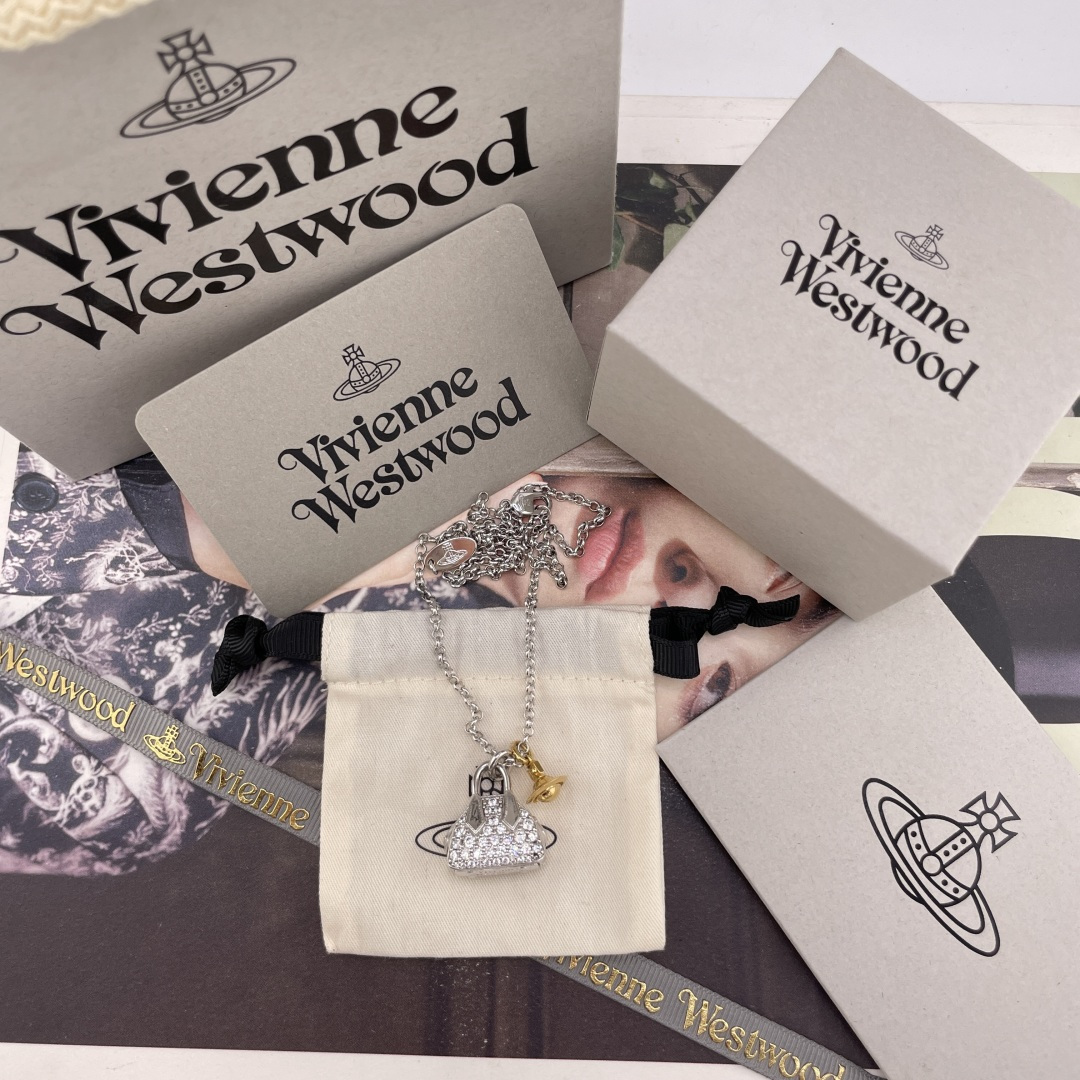 【VivienneWestwood】宝宝，什么是快乐星球，来，这就是快乐星球！绝美满钻包包土星撞色项链，重磅推荐，小巧精致，闭眼入准没错！纯粹王冠球是经典的象征，闪耀土星环勾勒未来波光流转间，开启一场与未来的崭新际遇！包包上边的钻是定制的施华洛水钻，闪爆了！而非市面上随随便便用的廉价钻就做出来的！拿到手完完全全可以感受到它的质感，手感，光泽感超nice用水钻的点缀出现在包包的设计上，加上撞色的金色立体小土星，增添不少冷艳时髦的俏丽模样，使得朋克同时又有点小少女，自带一群时尚粉！真的敲好看，可盐可甜，可纯可欲！一眼便钟情，绝对是“实用+高级”界的杠把子，绝对的yyds，绝对的宝藏永不过时的土星