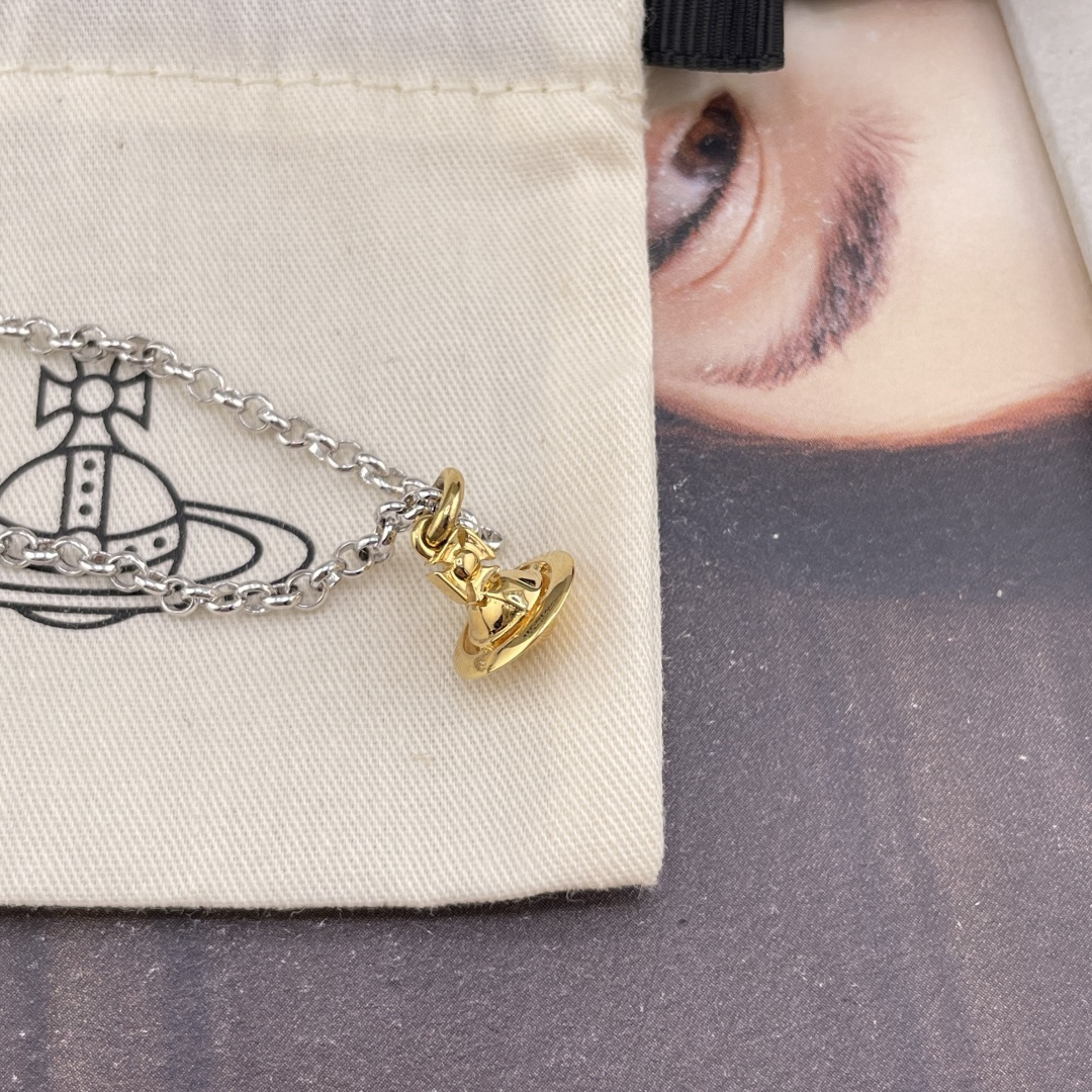 【VivienneWestwood】宝宝，什么是快乐星球，来，这就是快乐星球！绝美满钻包包土星撞色项链，重磅推荐，小巧精致，闭眼入准没错！纯粹王冠球是经典的象征，闪耀土星环勾勒未来波光流转间，开启一场与未来的崭新际遇！包包上边的钻是定制的施华洛水钻，闪爆了！而非市面上随随便便用的廉价钻就做出来的！拿到手完完全全可以感受到它的质感，手感，光泽感超nice用水钻的点缀出现在包包的设计上，加上撞色的金色立体小土星，增添不少冷艳时髦的俏丽模样，使得朋克同时又有点小少女，自带一群时尚粉！真的敲好看，可盐可甜，可纯可欲！一眼便钟情，绝对是“实用+高级”界的杠把子，绝对的yyds，绝对的宝藏永不过时的土星