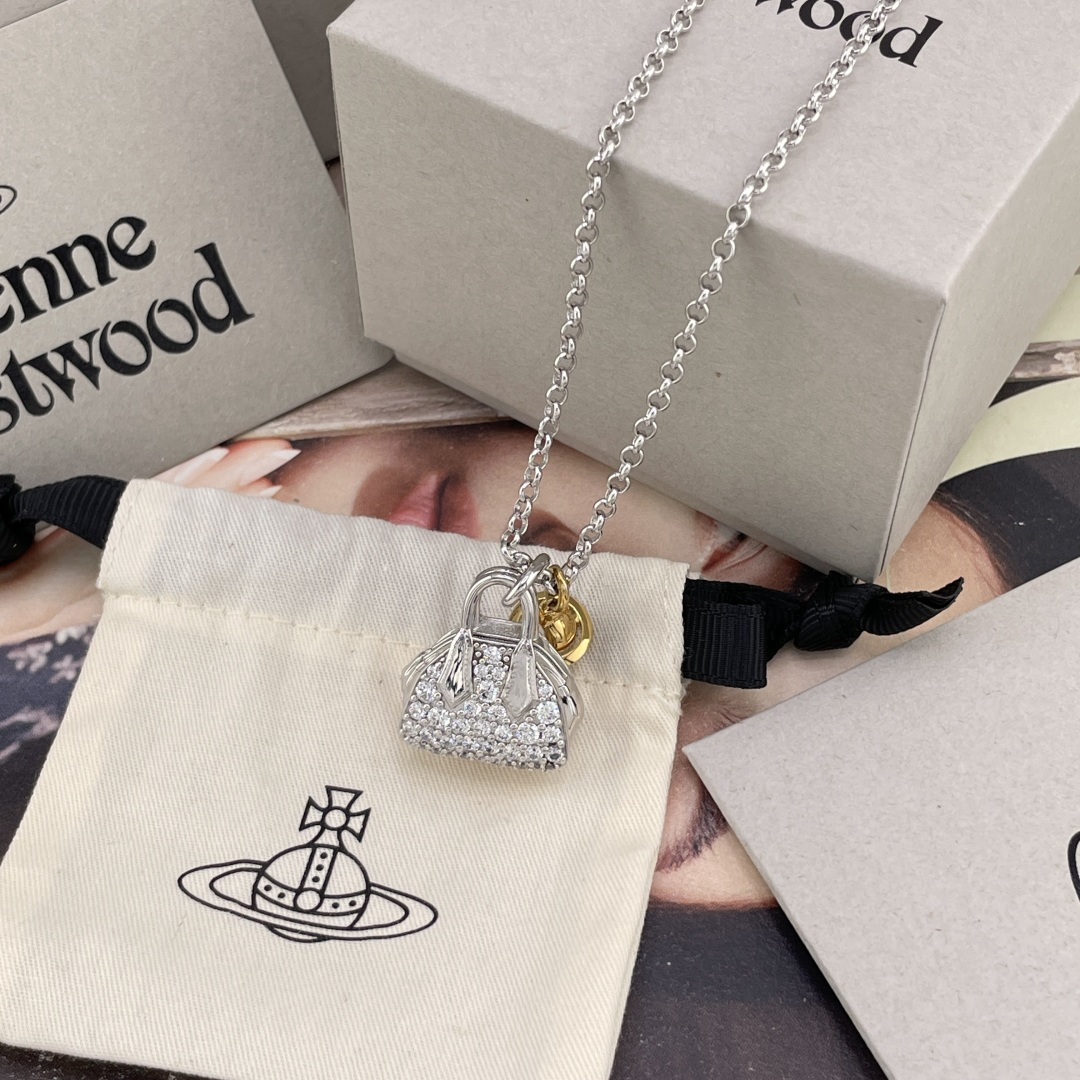 【VivienneWestwood】宝宝，什么是快乐星球，来，这就是快乐星球！绝美满钻包包土星撞色项链，重磅推荐，小巧精致，闭眼入准没错！纯粹王冠球是经典的象征，闪耀土星环勾勒未来波光流转间，开启一场与未来的崭新际遇！包包上边的钻是定制的施华洛水钻，闪爆了！而非市面上随随便便用的廉价钻就做出来的！拿到手完完全全可以感受到它的质感，手感，光泽感超nice用水钻的点缀出现在包包的设计上，加上撞色的金色立体小土星，增添不少冷艳时髦的俏丽模样，使得朋克同时又有点小少女，自带一群时尚粉！真的敲好看，可盐可甜，可纯可欲！一眼便钟情，绝对是“实用+高级”界的杠把子，绝对的yyds，绝对的宝藏永不过时的土星