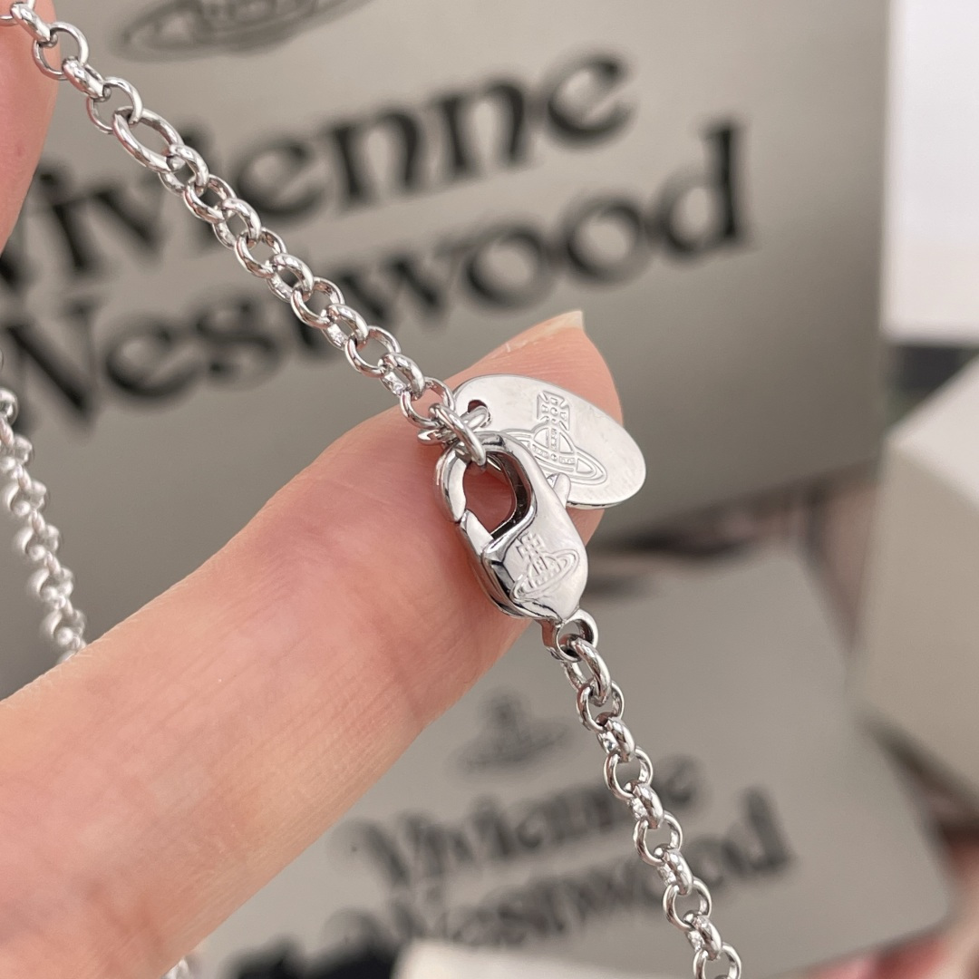 【VivienneWestwood】宝宝，什么是快乐星球，来，这就是快乐星球！绝美满钻包包土星撞色项链，重磅推荐，小巧精致，闭眼入准没错！纯粹王冠球是经典的象征，闪耀土星环勾勒未来波光流转间，开启一场与未来的崭新际遇！包包上边的钻是定制的施华洛水钻，闪爆了！而非市面上随随便便用的廉价钻就做出来的！拿到手完完全全可以感受到它的质感，手感，光泽感超nice用水钻的点缀出现在包包的设计上，加上撞色的金色立体小土星，增添不少冷艳时髦的俏丽模样，使得朋克同时又有点小少女，自带一群时尚粉！真的敲好看，可盐可甜，可纯可欲！一眼便钟情，绝对是“实用+高级”界的杠把子，绝对的yyds，绝对的宝藏永不过时的土星