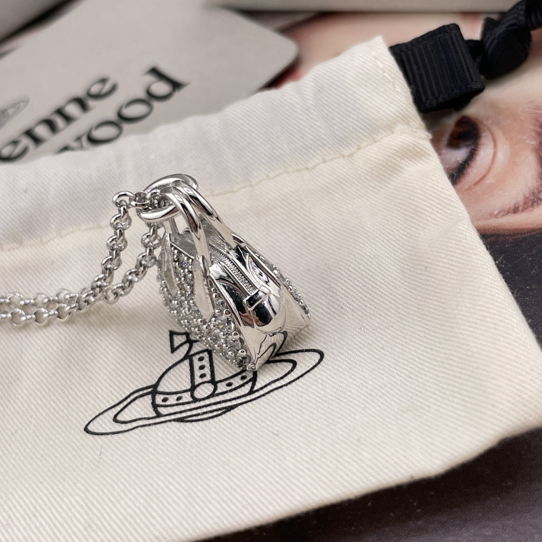 【VivienneWestwood】宝宝，什么是快乐星球，来，这就是快乐星球！绝美满钻包包土星撞色项链，重磅推荐，小巧精致，闭眼入准没错！纯粹王冠球是经典的象征，闪耀土星环勾勒未来波光流转间，开启一场与未来的崭新际遇！包包上边的钻是定制的施华洛水钻，闪爆了！而非市面上随随便便用的廉价钻就做出来的！拿到手完完全全可以感受到它的质感，手感，光泽感超nice用水钻的点缀出现在包包的设计上，加上撞色的金色立体小土星，增添不少冷艳时髦的俏丽模样，使得朋克同时又有点小少女，自带一群时尚粉！真的敲好看，可盐可甜，可纯可欲！一眼便钟情，绝对是“实用+高级”界的杠把子，绝对的yyds，绝对的宝藏永不过时的土星