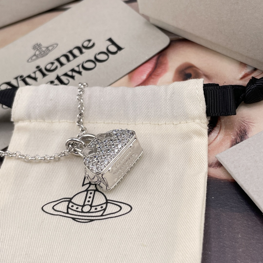 【VivienneWestwood】宝宝，什么是快乐星球，来，这就是快乐星球！绝美满钻包包土星撞色项链，重磅推荐，小巧精致，闭眼入准没错！纯粹王冠球是经典的象征，闪耀土星环勾勒未来波光流转间，开启一场与未来的崭新际遇！包包上边的钻是定制的施华洛水钻，闪爆了！而非市面上随随便便用的廉价钻就做出来的！拿到手完完全全可以感受到它的质感，手感，光泽感超nice用水钻的点缀出现在包包的设计上，加上撞色的金色立体小土星，增添不少冷艳时髦的俏丽模样，使得朋克同时又有点小少女，自带一群时尚粉！真的敲好看，可盐可甜，可纯可欲！一眼便钟情，绝对是“实用+高级”界的杠把子，绝对的yyds，绝对的宝藏永不过时的土星