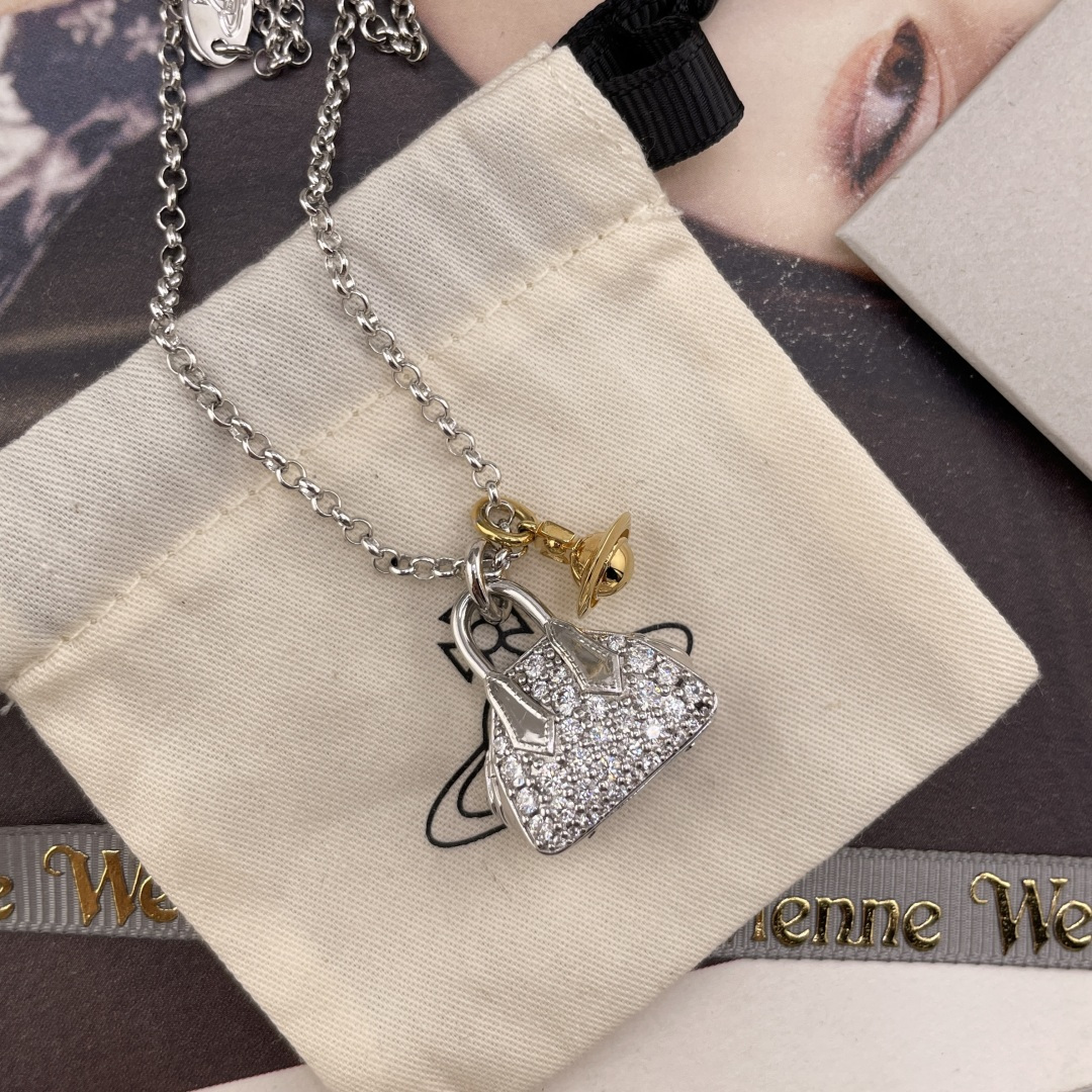 【VivienneWestwood】宝宝，什么是快乐星球，来，这就是快乐星球！绝美满钻包包土星撞色项链，重磅推荐，小巧精致，闭眼入准没错！纯粹王冠球是经典的象征，闪耀土星环勾勒未来波光流转间，开启一场与未来的崭新际遇！包包上边的钻是定制的施华洛水钻，闪爆了！而非市面上随随便便用的廉价钻就做出来的！拿到手完完全全可以感受到它的质感，手感，光泽感超nice用水钻的点缀出现在包包的设计上，加上撞色的金色立体小土星，增添不少冷艳时髦的俏丽模样，使得朋克同时又有点小少女，自带一群时尚粉！真的敲好看，可盐可甜，可纯可欲！一眼便钟情，绝对是“实用+高级”界的杠把子，绝对的yyds，绝对的宝藏永不过时的土星