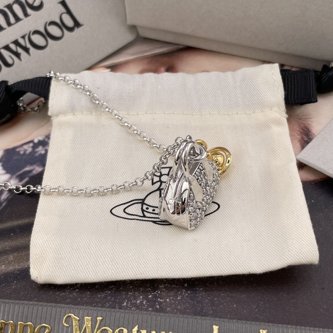 【VivienneWestwood】宝宝，什么是快乐星球，来，这就是快乐星球！绝美满钻包包土星撞色项链，重磅推荐，小巧精致，闭眼入准没错！纯粹王冠球是经典的象征，闪耀土星环勾勒未来波光流转间，开启一场与未来的崭新际遇！包包上边的钻是定制的施华洛水钻，闪爆了！而非市面上随随便便用的廉价钻就做出来的！拿到手完完全全可以感受到它的质感，手感，光泽感超nice用水钻的点缀出现在包包的设计上，加上撞色的金色立体小土星，增添不少冷艳时髦的俏丽模样，使得朋克同时又有点小少女，自带一群时尚粉！真的敲好看，可盐可甜，可纯可欲！一眼便钟情，绝对是“实用+高级”界的杠把子，绝对的yyds，绝对的宝藏永不过时的土星