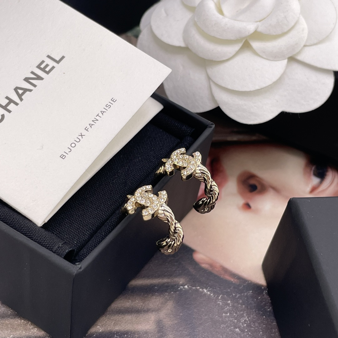 【【香麻花小弯耳钉】Z 5200！量大咨询客Fu❗️！😍😍最美最动人的一款耳钉，简直无法Say No❗️