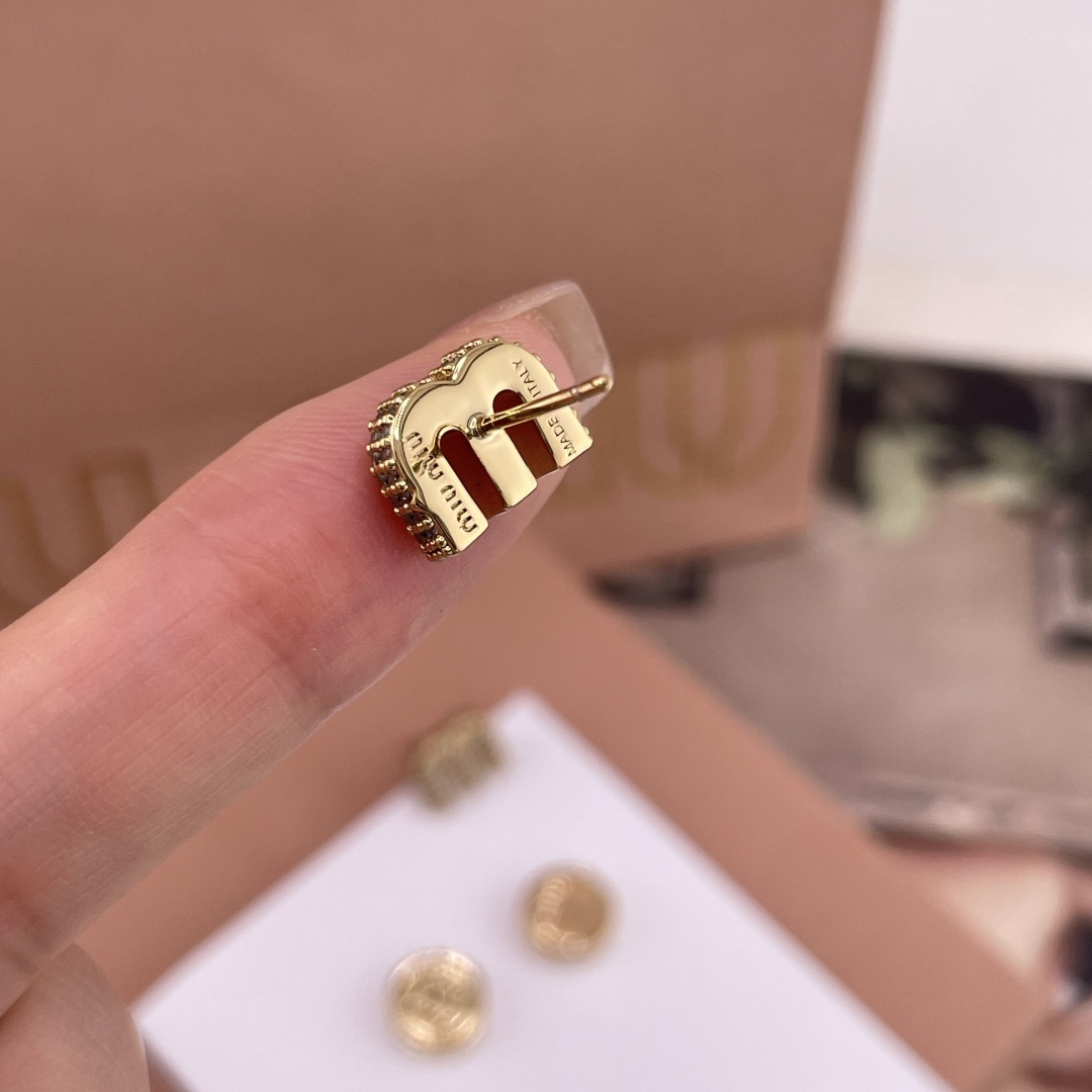 【【M!U满钻m耳钉】Z 3350！量大咨询客Fu❗！把巴黎秀场的闪耀戴在耳边，谁戴谁高级❗️标志性“m