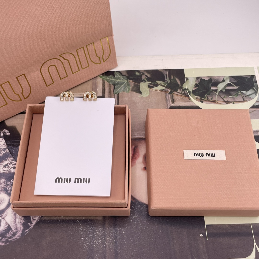 【【M!U满钻m耳钉】Z 3350！量大咨询客Fu❗！把巴黎秀场的闪耀戴在耳边，谁戴谁高级❗️标志性“m