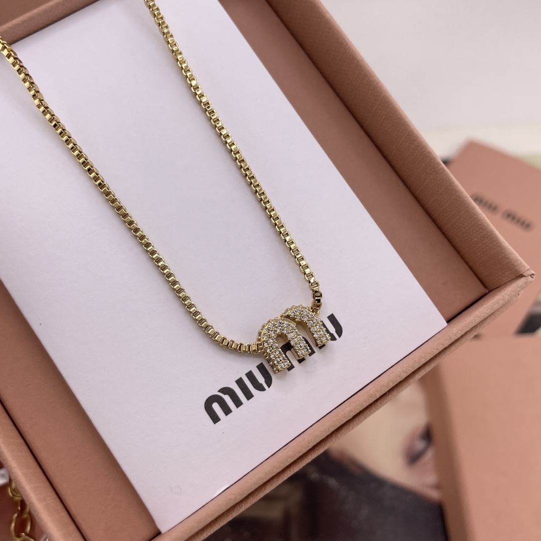 【我们，【M!U 满钻m项链】Z 5650！量大咨询客Fu❗！把巴黎秀场的闪耀戴在锁骨间，谁戴谁高级❗️