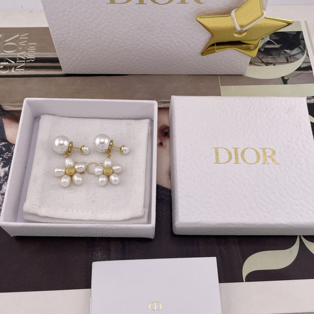 NO:856964,88200 [D Natural Bead Flower Double Bead Stud Earrings] Z, must buy series, the latest and most beautiful series of 2026 spring and summer is available for the first time on the whole network. At first glance, I feel that it is a hot item!  Every natural pearl!  The shape and texture of each one are unique!  The very plump and chubby design is so cute!  So perfect for summer!  It's very exquisite at first glance, especially high-end and beautiful with high-end texture. It's the first choice for daily commuting!  A must-have item, super versatile, highly recommended, treasures must keep it!  ,,Cardia high-end jewelry1986090988200【D 天然珠花朵双珠耳钉】Z ,一定要买系列,2026春夏最新款绝美系列全网首发现货第一眼看上去的感觉就是它是个爆款！颗颗天然珍珠！每一颗的形状纹路都是独一无二的！非常饱满胖嘟嘟的设计太可爱啦！太适合夏日气息了！一眼心动非常精致,特别高级超美且自带高级质感,日常通勤搭配首选！必入单品,超级百搭,十分推荐宝们一定要留！,,卡迪亚高端饰品,Jewelry