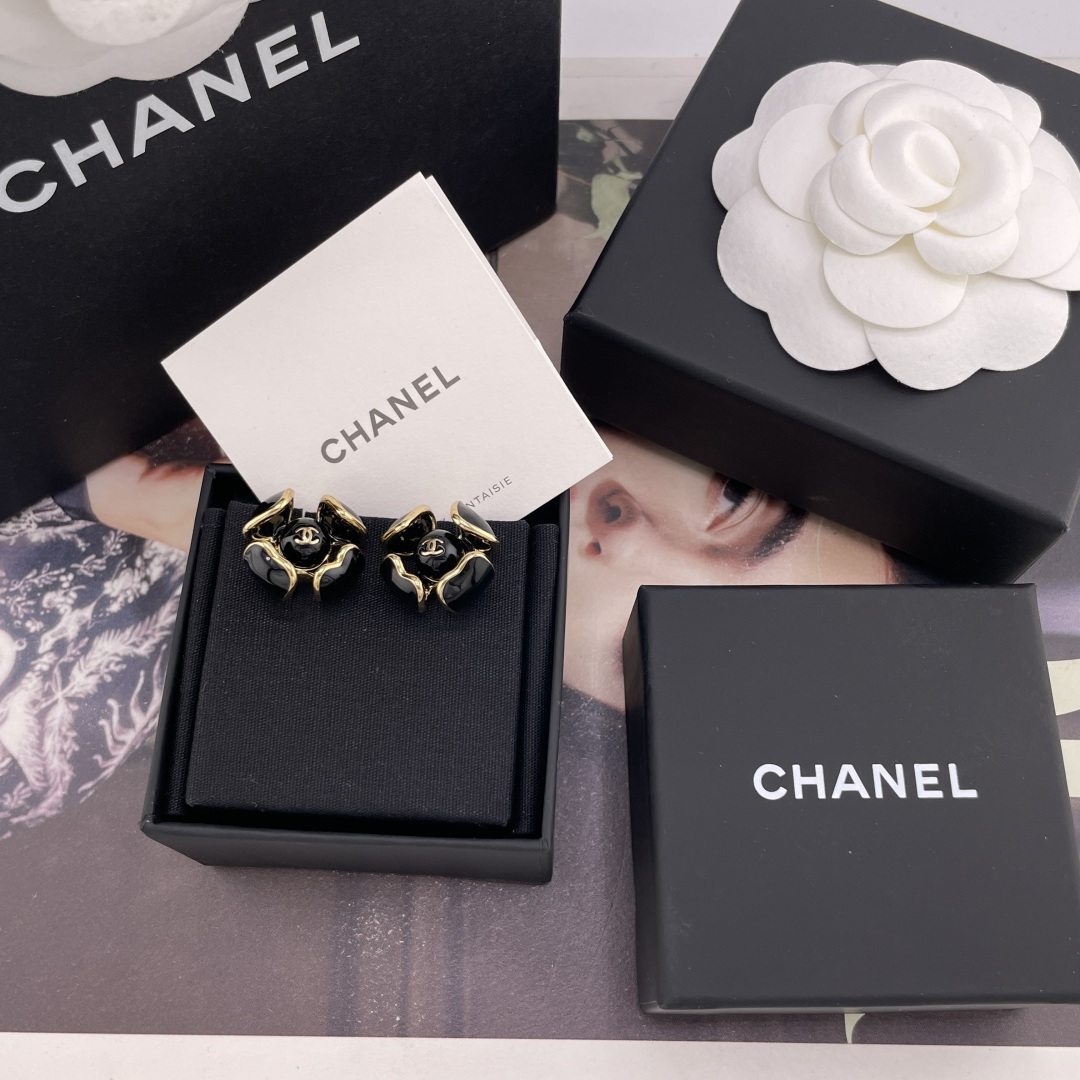NO:895797,88160【Fragrant Four-leaf Flower Earrings Red/Black/White】Purchased on behalf of Z at a premium!  Large quantity consultation customer service 26 latest beautiful series old rules first come first served!  Wow wow, so beautiful, fairy level!  The Camellia series, a must-have for every season, is available in three colors: white, red, and black!  White is pure and gentle, red is warm and bright, and black is mysterious and advanced. Camellia symbolizes nobility and romance for daily commuting, and can be worn on dates and banquets!  Double-sided enamel custom beads are full of details!  It is also a very time-consuming and labor-intensive style that is exquisite when worn alone and eye-catching when worn stacked. It is indeed Ms. Ch@nel’s favorite classic style that will never go out of style for a hundred years [wit], Cardia high-end jewelry1986090988160【香四叶花耳钉红/黑/白】代购溢价购入Z ！量大咨询客Fu26最新款绝美系列老规矩先到先得！哇哇,太美了,仙女级别！每季必入的山茶花系列白色,红色,黑色三个颜色可选！白色纯洁温柔,红色热烈明艳,黑色神秘高级,山茶花象征高贵与浪漫日常通勤,约会赴宴都能搭！双面珐琅定制珠子满满的细节！也是非常耗时耗力的款单戴精致、叠戴吸睛,不愧是Ch@nel小姐最爱的花一百年永不过时的经典款[机智],,卡迪亚高端饰品,Jewelry