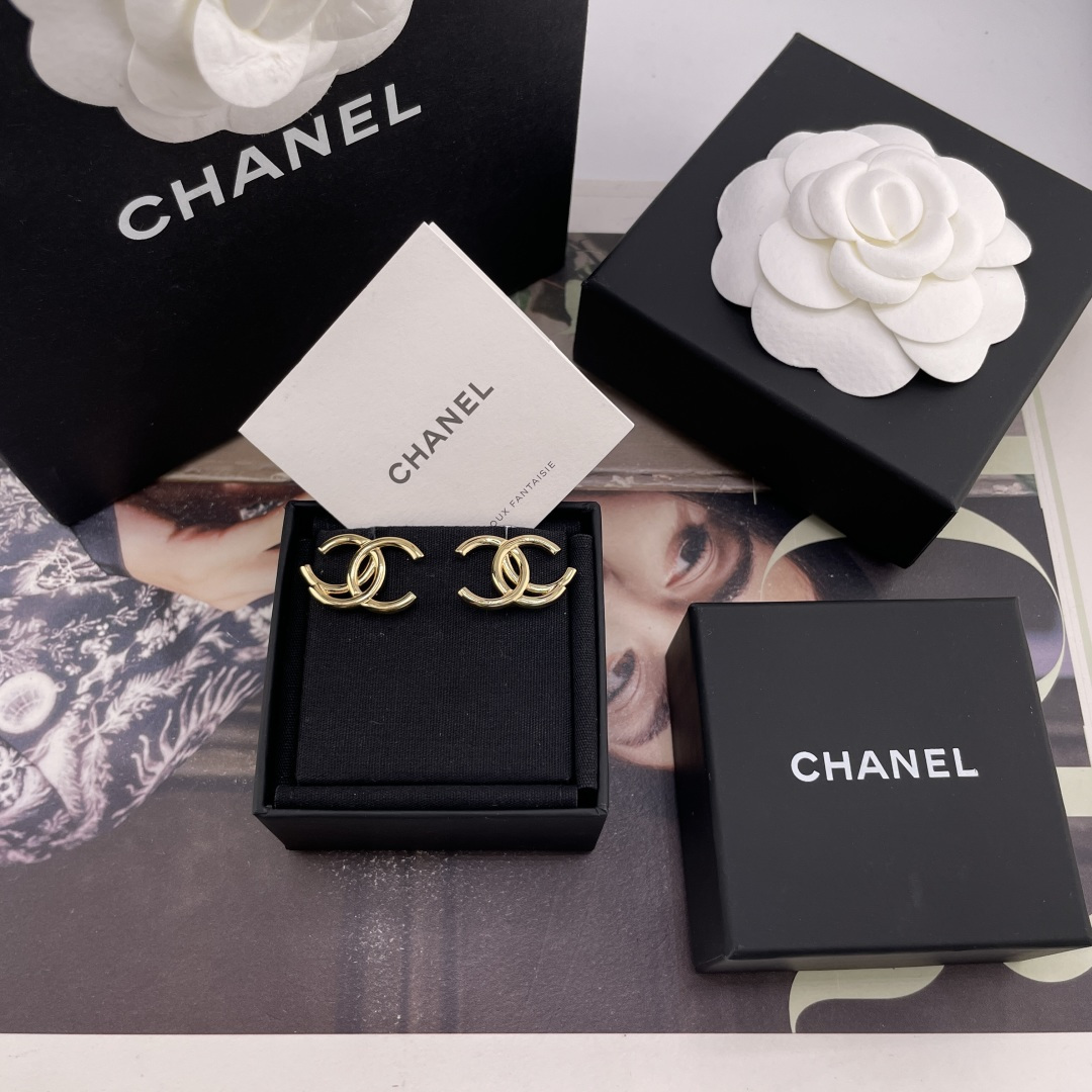 NO:895773,85150 [Fragrance ghost gold c earrings] Purchased on behalf of Z at a premium, large quantity to consult customer Fu jennie, the same style 26, the latest hot style is coming, the old rule is first come first served!  Classic model for thousands of years, a must-have cc series in every issue!  Simple but not simple design!  The details are very ingenious!  Mirror polished overlapping design, the more seemingly simple the style is, the more it deserves careful polishing. It has a high-end feel and looks like a wealthy daughter, and the retro Hong Kong style is really irresistible!  I love the designs of this season so much. I really want to give you 10,000 styles that will touch my heart. They are classic and versatile for everyday use!  The hardware is exquisite and delicate. It is recommended to keep it for yourself. The same series of necklaces, bracelets, earrings, earrings and ear clips will be updated simultaneously!  A must-have set, earrings, necklace, bracelet, Cartier high-end jewelry1986090985150【香重影金c耳钉】代购溢价购入Z ,量大咨询客Fu jennie同款26最新款火爆来袭老规矩先到先得！万年经典款,每期必入的cc系列！简约而不简单的设计！细节非常有巧思！镜面抛光重叠设计,越是看似简单的款式越值得用心打磨,高级感拿捏上身富家千金既视感,复古港风,真心让人无法拒绝！太爱啦这一季的设计,真的要给一万个款款戳中人心啊日常百搭经典款！五金精致又细腻,推荐必入自留 同系列项链,手链,耳钉,耳环,耳夹,同步上新！一套必冲,,earrings,necklace,bracelet,卡迪亚高端饰品,Jewelry