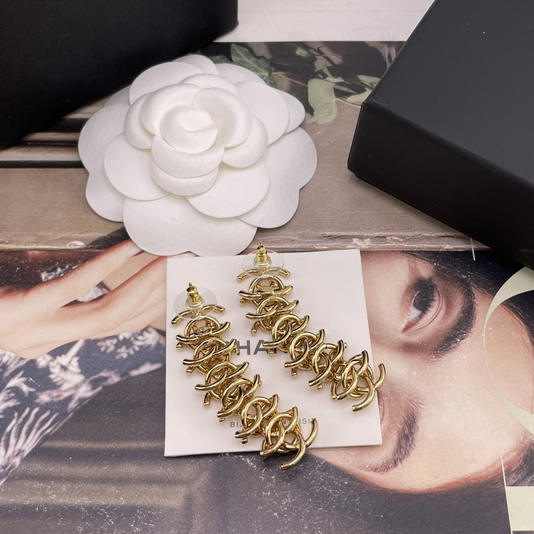 【【香多连体金c耳钉】Z 6700，量大咨询客Fu❗️ jennie同款💥最新款火爆来袭❗️老规矩先到先