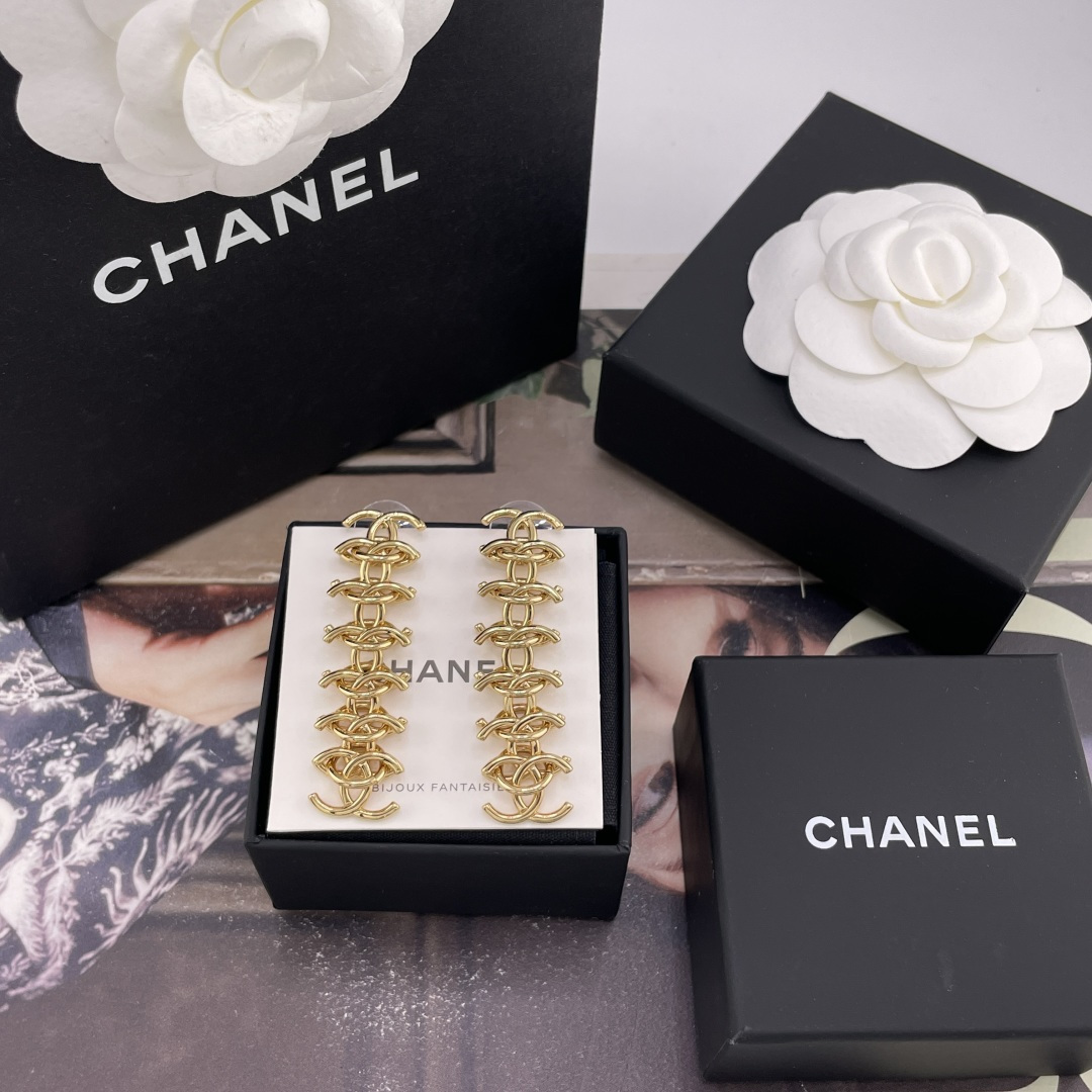 NO:895769,88180 [Xiangduo one-piece gold C earrings] Z, large quantity, please consult Fu jennie, the same style 26, the latest hot style is coming, the old rule is first come first served!  The first batch of feedback customers!  Classic model for thousands of years, simple but not simple design!  The details are very ingenious!  Very heavy-duty, all parts. A pair of earrings with 26 parts combined to create a mirror-polished overlapping design. The more seemingly simple the style, the more worthy of careful polishing. It has a high-end feel and a sense of being a rich man's daughter. The retro Hong Kong style is really irresistible!  I love the designs of this season so much. I really want to give you 10,000 styles that will touch my heart. They are classic and versatile for everyday use!  The hardware is exquisite and delicate. It is recommended to keep it for yourself. Necklaces, earrings, earrings and bracelets of the same series will be released simultaneously!  A must-have set, earrings, necklace, bracelet, Cartier high-end jewelry1986090988180【香多连体金c耳钉】Z ,量大咨询客Fu jennie同款26最新款火爆来袭老规矩先到先得！首批回馈客户！万年经典款,简约而不简单的设计！细节非常有巧思！非常重工全部分件一对耳钉26个分件组合而成镜面抛光重叠设计,越是看似简单的款式越值得用心打磨,高级感拿捏上身富家千金既视感,复古港风,真心让人无法拒绝！太爱啦这一季的设计,真的要给一万个款款戳中人心啊日常百搭经典款！五金精致又细腻,推荐必入自留 同系列项链,耳钉,耳环,手链同步上新！一套必冲,,earrings,necklace,bracelet,卡迪亚高端饰品,Jewelry