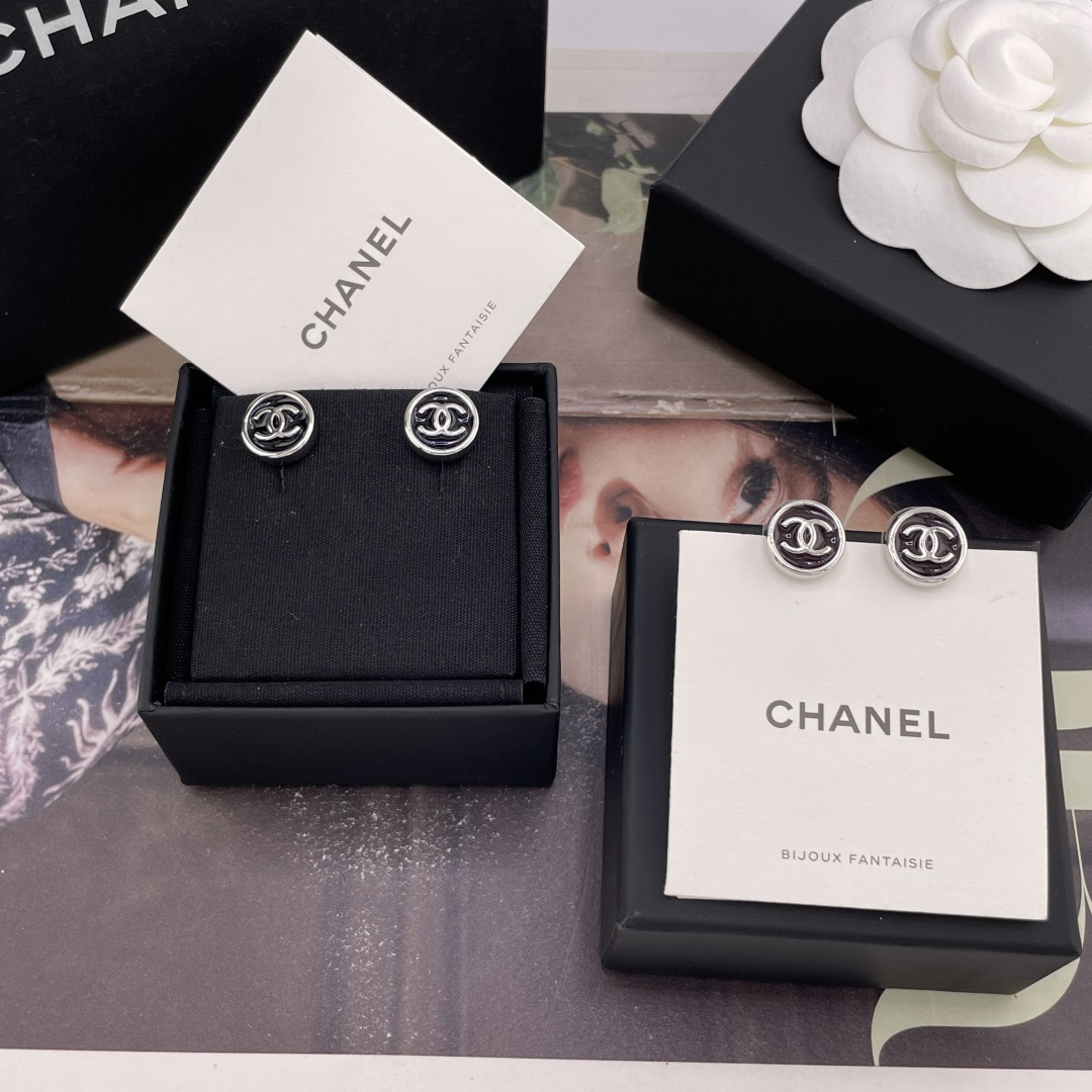 NO:895784,88160 [Fragrant round enamel earrings] Z, the latest series of large quantity, please contact Fu26, available on a first-come, first-served basis, a very popular earrings, so beautiful that your heart will fall in love at first sight!  Highly recommended!  Black and purple colors!  !  My wife loves it so much!  Simple and classic logo shape!  A must-have item!  Huge, huge, beautiful!  Exquisite, versatile and durable, the more you look at it, the more you like it!  Low-key, luxurious and elegant, it is an eternal classic and will never go out of style!  The same earrings, necklaces and bracelets are developed simultaneously!  Close your eyes, necklace, bracelet, Cartier high-end jewelry1986090988160【香圆珐琅耳钉】Z ,量大咨询客Fu26最新款系列,现货老规矩先到先得爆火的一款耳钉,绝美一眼心动！强烈推荐！黑色,咖紫色两个颜色！！太太太爱啦！简单又经典的Logo造型！必入单品！巨巨巨好看！精致,百搭,耐看,越看越喜欢的那种！低调奢华优雅,是永恒的经典,永不过时！同款耳钉,项链,手链同步开发！闭眼冲,,necklace,bracelet,卡迪亚高端饰品,Jewelry