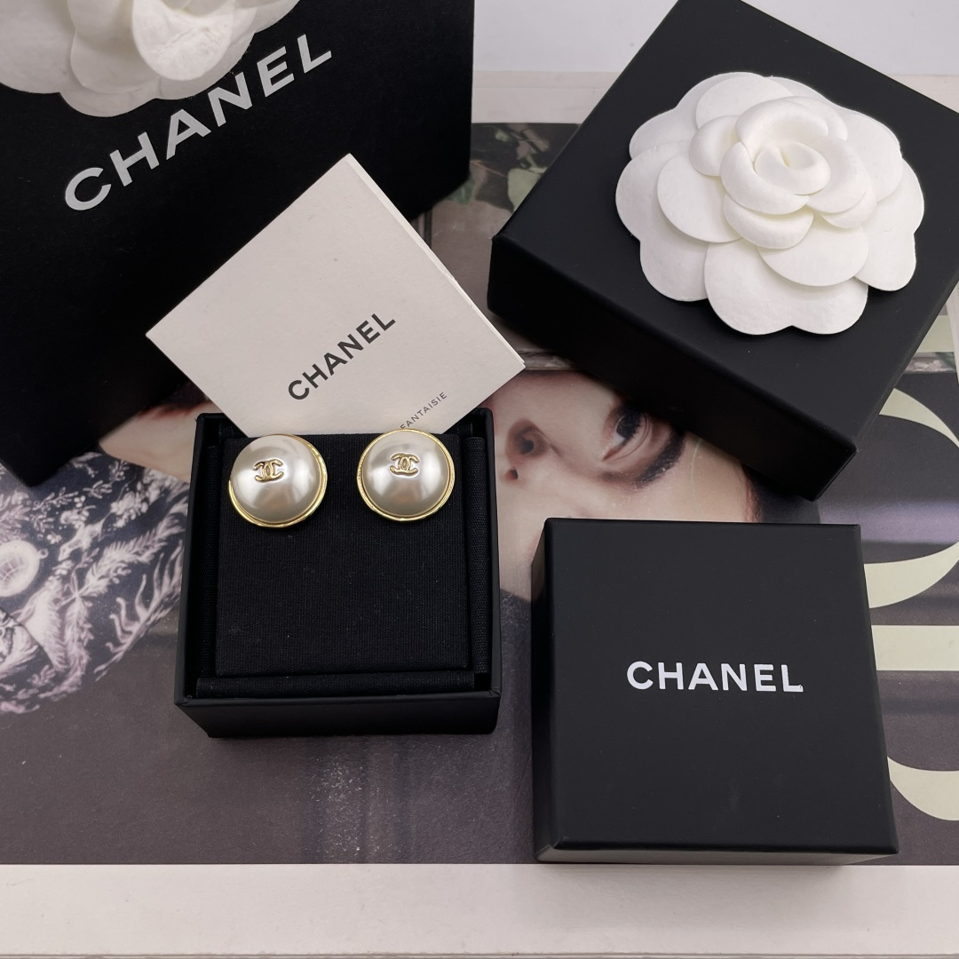 NO:895837,88160【Fragrant large gold c white bead earrings】Z!  Spot goods!  The old rule is first come first served!  26 latest series!  Super classic design, a must-have in the series!  Very vintage design!  I love this simple style with detailed design!  The real thing is more beautiful!  It has a very refined Hong Kong style feel from the 1990s!  Exquisite and eye-catching, highly recommended!  'Fashion is fleeting, style lasts forever' This is the charm of Vintage!  The phrase 'come by chance but not by chance' is perfect for the Ch@nel Vintage series. It has the same classic charm that lasts. So, when I encounter a vintage style that I like, I will definitely collect it without saying a word. Moreover, just like an investment, the value of vintage will steadily increase. It is worth owning [witty] [witty] [witty] Such a strong retro style, it seems to be particularly endowed with a modern sense of fashion now, Cardia high-end jewelry1986090988160【香大号金c白珠耳钉】Z ！现货！老规矩先到先得！26最新款系列！超级经典的设计,必入系列！非常有vintage的设计味道！巨爱这种简单又有细节设计感的款式！实物更精美！很有90年代那种精致港风feel！精致吸睛非常推荐！“流行稍纵即逝,风格永存”这就是Vintage的魅力！可遇而不可求这句话用在Ch@nel Vintage系列上是再合适不过了,历时不变的经典魅力,So,一般遇到我喜欢的Vintage款式,二话不说,绝对会收藏,而且,就像投资一样,稳健升值Vintage,你太值得拥有了[机智][机智][机智]这样一股浓烈的复古风,在现在看来确是特别得赋有现代的时尚感,,卡迪亚高端饰品,Jewelry