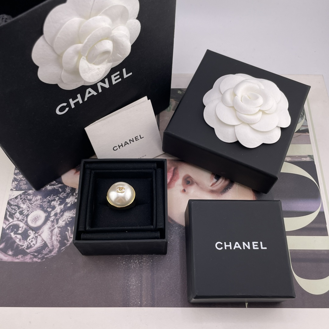 NO:895840,88160【Fragrant gold c white bead ring】Z!  Spot goods!  The old rule is first come first served!  26 latest series!  Super classic design, a must-have in the series!  Three sizes: 6-7-8, free packaging!  Very vintage design!  I love this simple style with detailed design!  The real thing is more beautiful!  It has a very refined Hong Kong style feel from the 1990s!  Exquisite and eye-catching, highly recommended!  'Fashion is fleeting, style lasts forever' This is the charm of Vintage!  The phrase 'come by chance but not by chance' is perfect for the Ch@nel Vintage series. It has the same classic charm that lasts. So, when I encounter a vintage style that I like, I will definitely collect it without saying a word. Moreover, just like investment, the value of vintage will steadily increase. It is worth owning [witty] [witty] [witty] Such a strong retro style, it seems to be particularly endowed with a modern sense of fashion now. Ring, Cartier high-end jewelry1986090988160【香金c白珠戒指】Z ！现货！老规矩先到先得！26最新款系列！超级经典的设计,必入系列！6-7-8三个尺寸,送包装！非常有vintage的设计味道！巨爱这种简单又有细节设计感的款式！实物更精美！很有90年代那种精致港风feel！精致吸睛非常推荐！“流行稍纵即逝,风格永存”这就是Vintage的魅力！可遇而不可求这句话用在Ch@nel Vintage系列上是再合适不过了,历时不变的经典魅力,So,一般遇到我喜欢的Vintage款式,二话不说,绝对会收藏,而且,就像投资一样,稳健升值Vintage,你太值得拥有了[机智][机智][机智]这样一股浓烈的复古风,在现在看来确是特别得赋有现代的时尚感,,ring,卡迪亚高端饰品,Jewelry