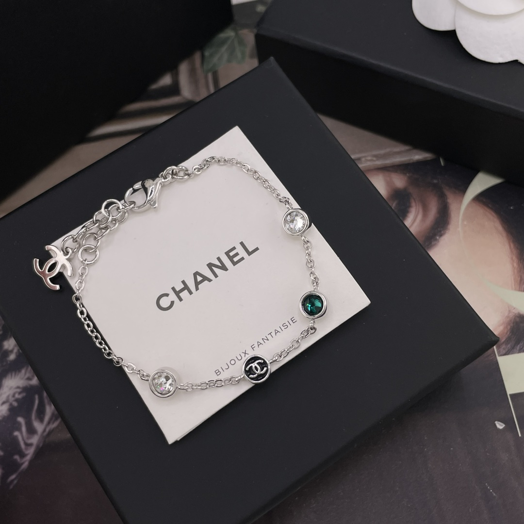 【【香多彩钻手链】Z 7800量大咨询客Fu❗️ 最新款系列！老规矩先到先得❗️巨巨巨爆的一款手链！绿色，粉色两个颜色！