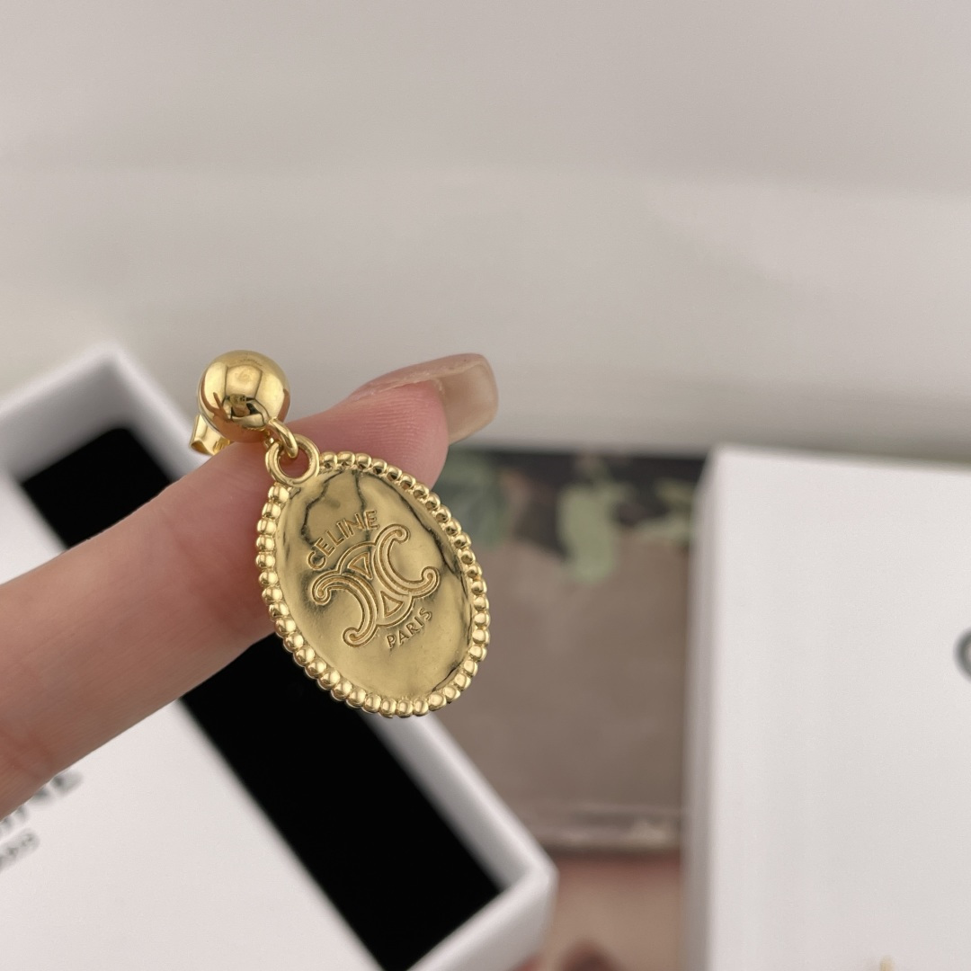 【【色金珠吊椭圆牌耳钉】Z 3950，刘诗诗同款巨巨巨火爆！最新款✨爱了爱了！！一眼就看中的系列，网红们的最爱！经典大气