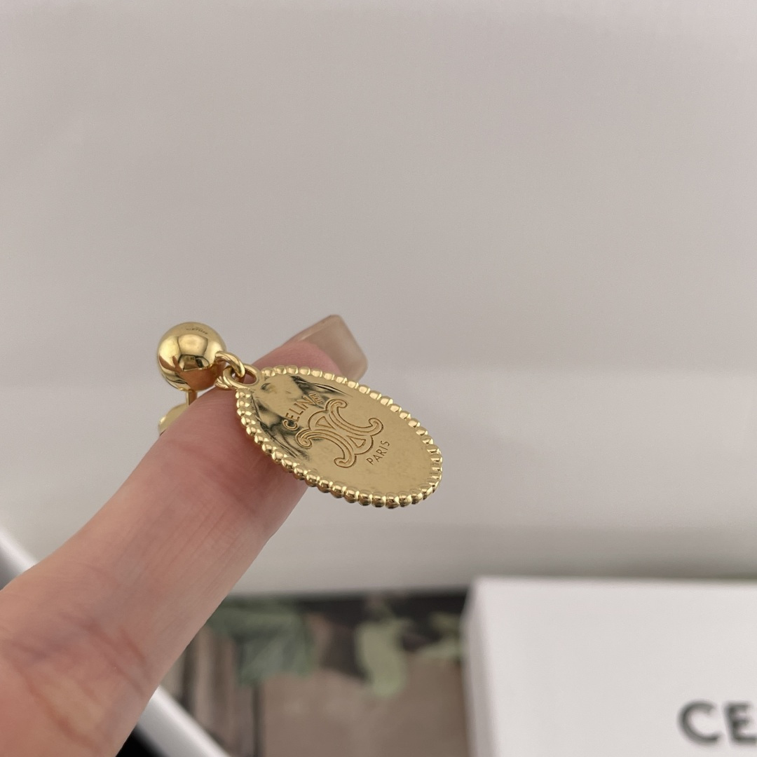 【【色金珠吊椭圆牌耳钉】Z 3950，刘诗诗同款巨巨巨火爆！最新款✨爱了爱了！！一眼就看中的系列，网红们的最爱！经典大气