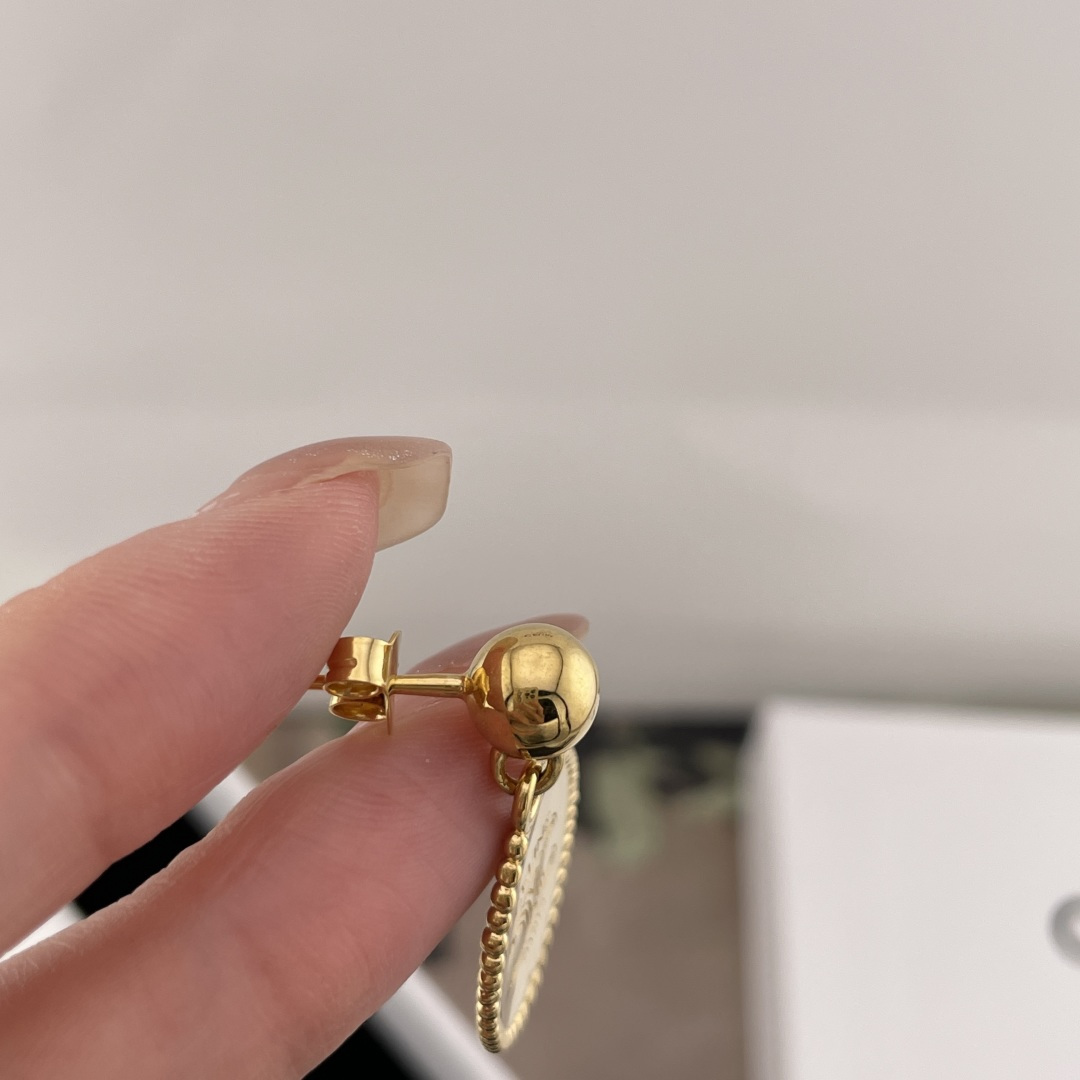 【【色金珠吊椭圆牌耳钉】Z 3950，刘诗诗同款巨巨巨火爆！最新款✨爱了爱了！！一眼就看中的系列，网红们的最爱！经典大气