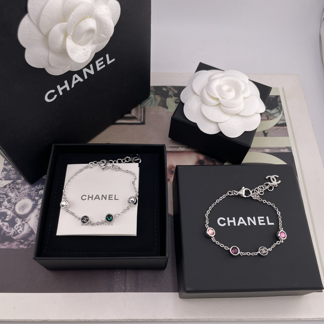 NO:942547,88180 [Fragrant colorful diamond bracelet] Z, for large quantities, please contact customer service 26 for the latest series!  The old rule is first come, first served. A huge, huge, explosive bracelet!  Green and pink colors!  It's so beautiful that your heart is moved at first glance. It's so beautiful that your heart is moved by the simple and classic logo shape!  Very heavy duty!  Double-sided Swarovski diamonds!  The kaleidoscope-cut super Bling upper body is simply not too beautiful. It has its own fairy spirit, a sense of high-end, exquisiteness, versatile, and durable. The more you look at it, the more you like it!  Low-key, luxurious and elegant, it is an eternal classic and will never go out of style!  The same earrings, necklaces and bracelets are developed simultaneously!  Close your eyes, necklace, bracelet, Cartier high-end jewelry1986090988180【香多彩钻手链】Z ,量大咨询客Fu 26最新款系列！老规矩先到先得巨巨巨爆的一款手链！绿色,粉色两个颜色！绝美一眼心动真心美到心巴上了简约又经典的Logo造型！非常重工！双面施华洛钻！万花筒切割超级Bling上身简直不要太美啦自带仙气,高级感拉满精致,百搭,耐看,越看越喜欢的那种！低调奢华优雅,是永恒的经典,永不过时！同款耳钉,项链,手链同步开发！闭眼冲,,necklace,bracelet,卡迪亚高端饰品,Jewelry